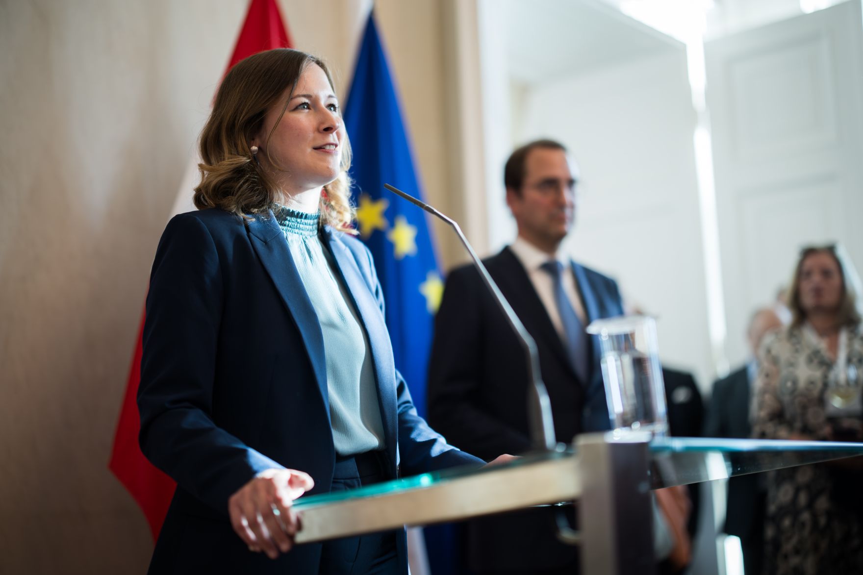 Am 3. September 2025 empfing Bundeskanzler Christian Stocker bei einem Abendempfang die Teilnehmerinnen und Teilnehmer der Botschafterkonferenz im Bundeskanzleramt. Im Bild Bundesministerin Claudia Plakolm (l.).