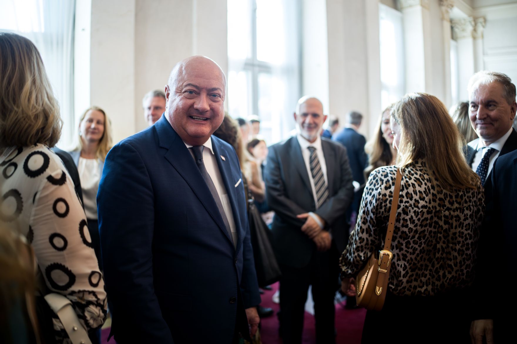 Am 3. September 2025 empfing Bundeskanzler Christian Stocker (m.l.) bei einem Abendempfang die Teilnehmerinnen und Teilnehmer der Botschafterkonferenz im Bundeskanzleramt.