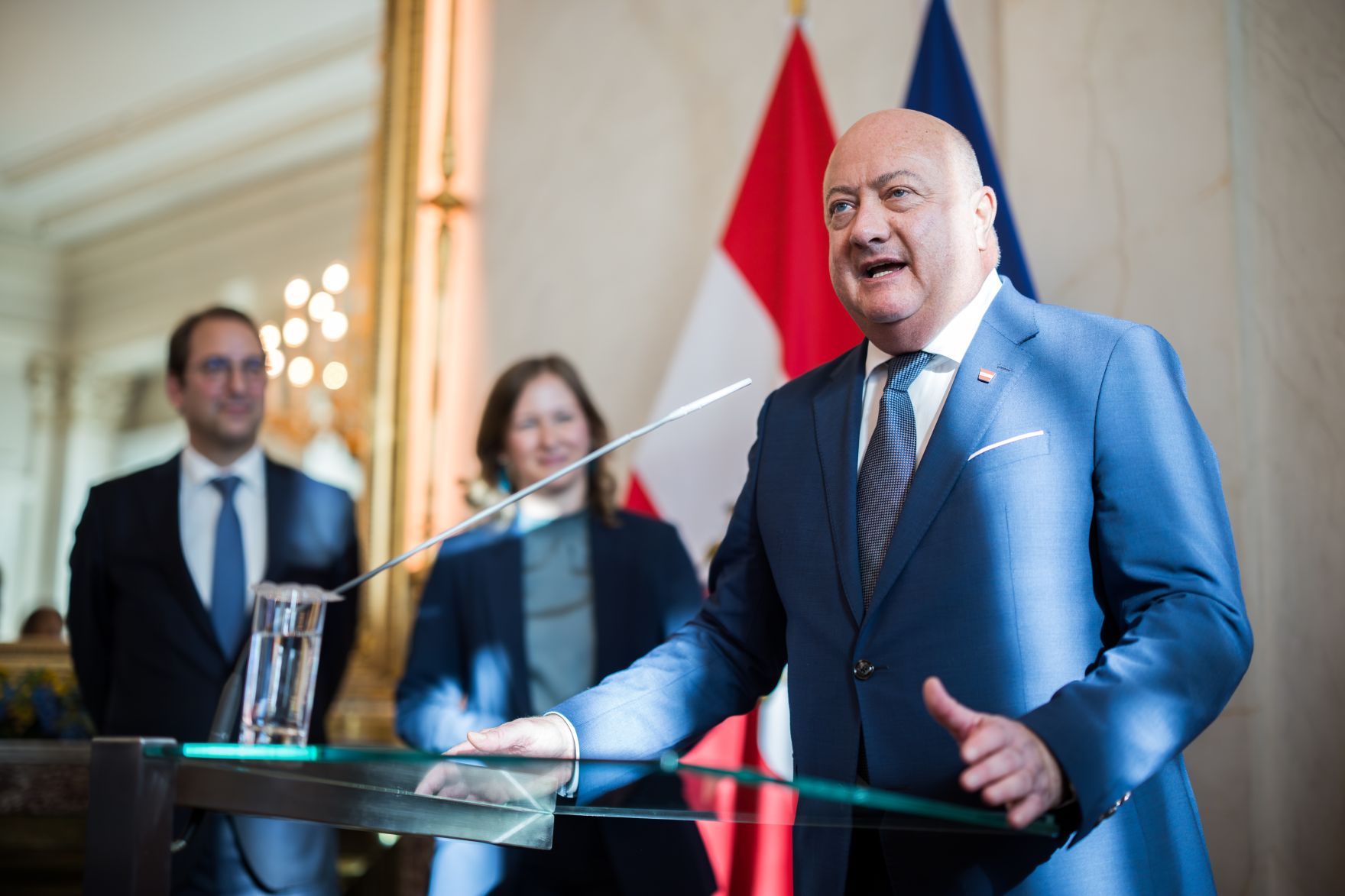 Am 3. September 2025 empfing Bundeskanzler Christian Stocker (r.) bei einem Abendempfang die Teilnehmerinnen und Teilnehmer der Botschafterkonferenz im Bundeskanzleramt. Im Bild mit Bundesministerin Claudia Plakolm (m.).