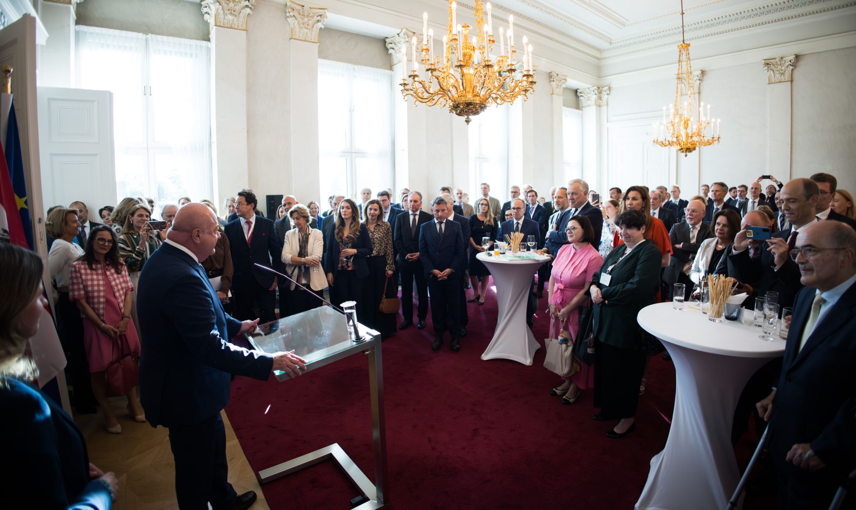 Am 3. September 2025 empfing Bundeskanzler Christian Stocker bei einem Abendempfang die Teilnehmerinnen und Teilnehmer der Botschafterkonferenz im Bundeskanzleramt.