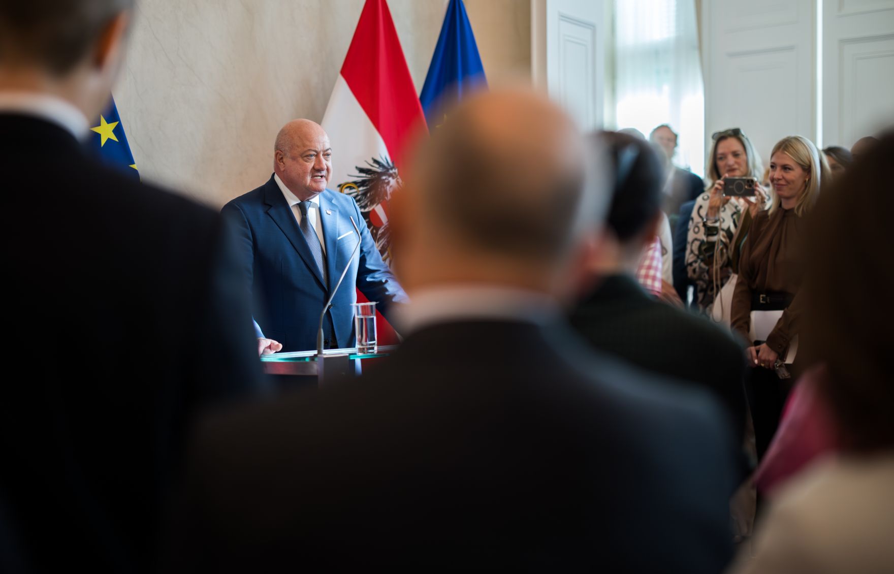 Am 3. September 2025 empfing Bundeskanzler Christian Stocker (2.v.l.) bei einem Abendempfang die Teilnehmerinnen und Teilnehmer der Botschafterkonferenz im Bundeskanzleramt.