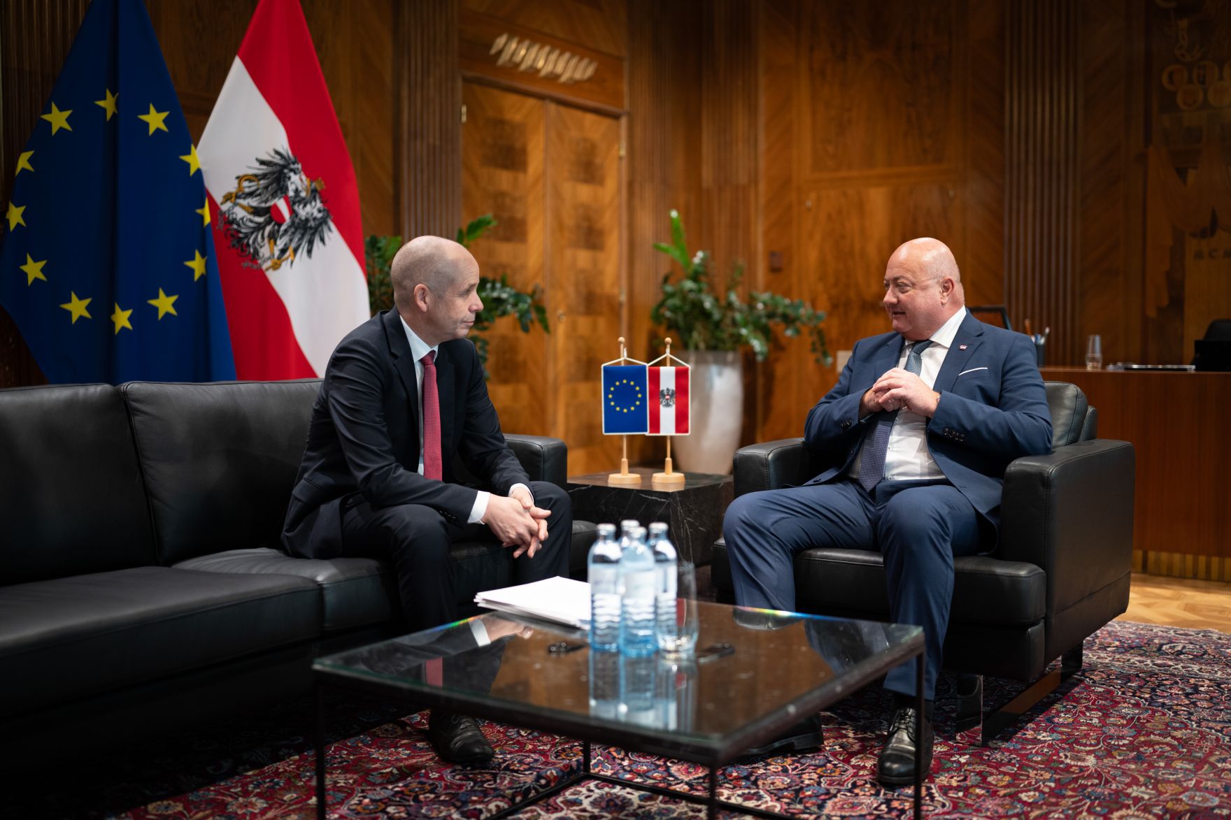 Am 3. September 2025 empfing Bundeskanzler Christian Stocker (r.) den Direktor am Institut f&uuml;r H&ouml;here Studien Holger Bonin (l.) zu einem Arbeitsgespr&auml;ch.