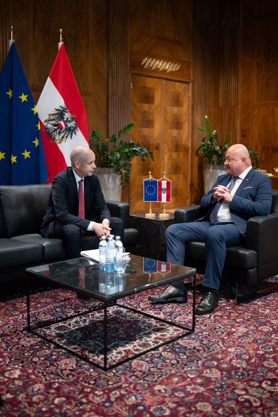 Am 3. September 2025 empfing Bundeskanzler Christian Stocker (r.) den Direktor am Institut f&uuml;r H&ouml;here Studien Holger Bonin (l.) zu einem Arbeitsgespr&auml;ch.