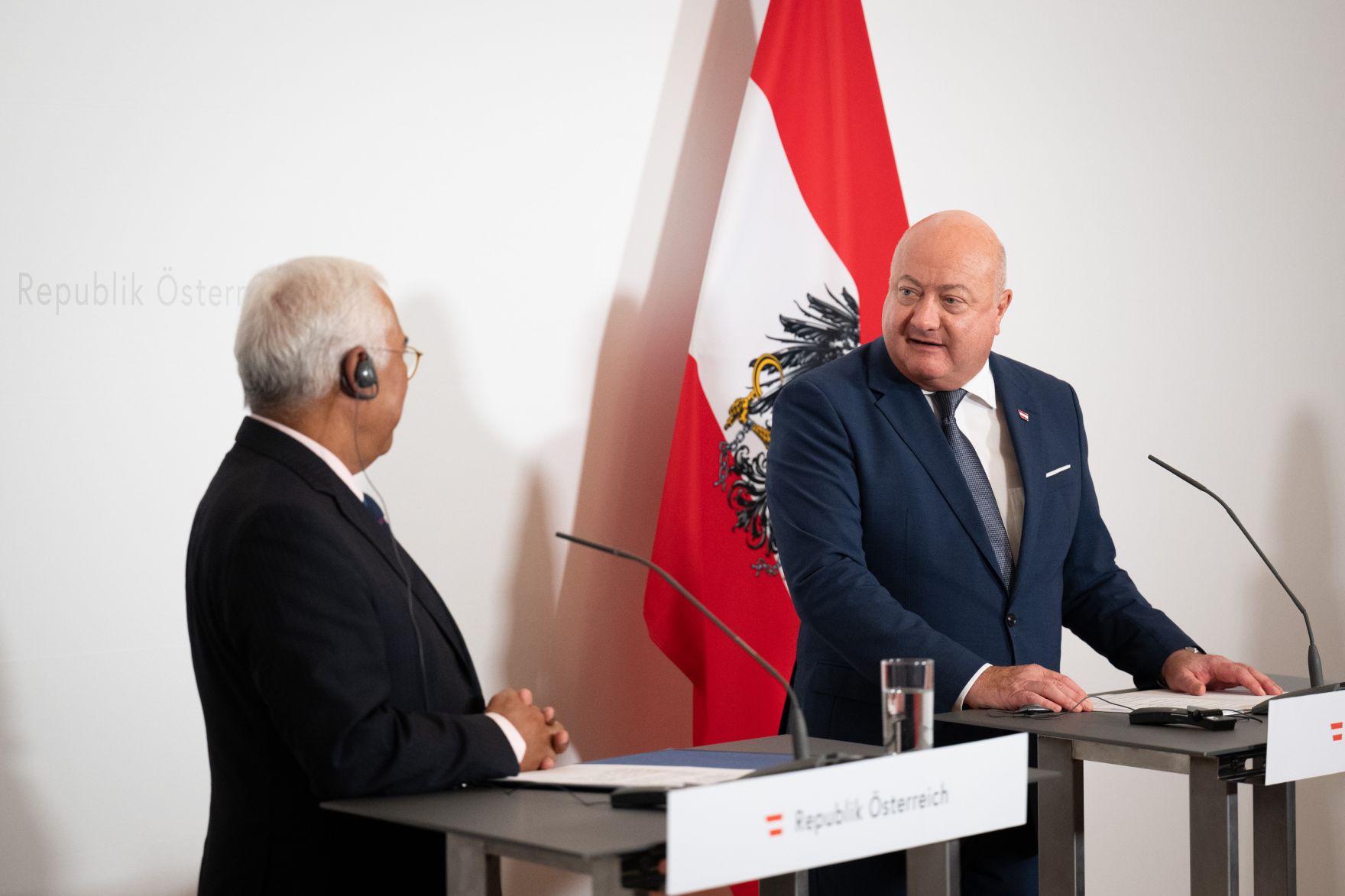 Am 3. September 2025 empfing Bundeskanzler Christian Stocker (r.) den Pr&auml;sidenten des Europ&auml;ischen Rates Ant&oacute;nio Costa (l.) zu einem Arbeitsgespr&auml;ch. Im Bild bei der anschlie&szlig;enden Pressekonferenz.