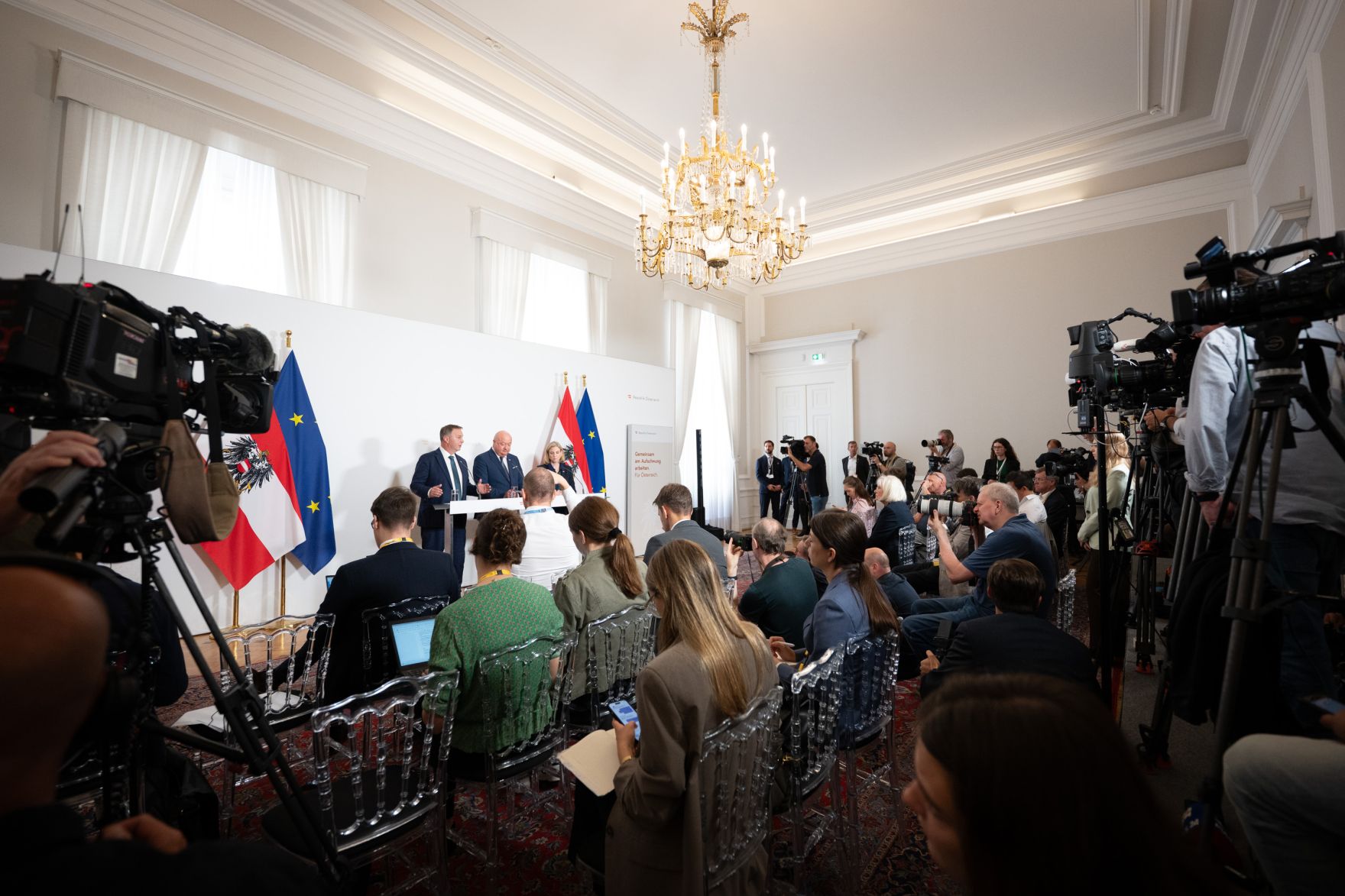 Am 3. September 2025 nahmen Bundeskanzler Christian Stocker, Vizekanzler Andreas Babler und Bundesministerin Beate Meinl-Reisinger am Pressefoyer nach dem Ministerrat teil.