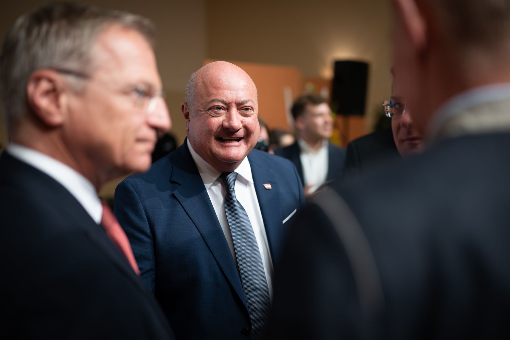 Am 4. September 2025 besuchte Bundeskanzler Christian Stocker (m.) die Rieder Messe.