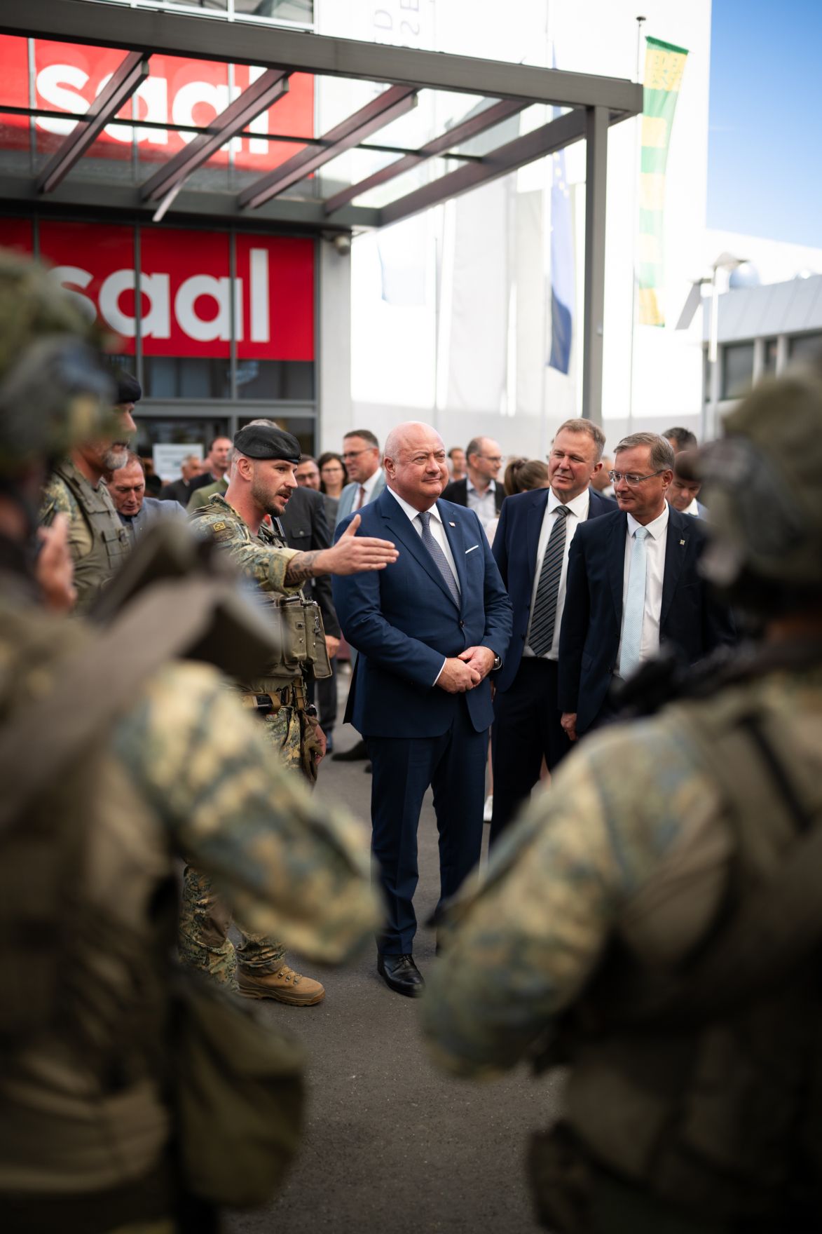 Am 4. September 2025 besuchte Bundeskanzler Christian Stocker (m.) die Rieder Messe.