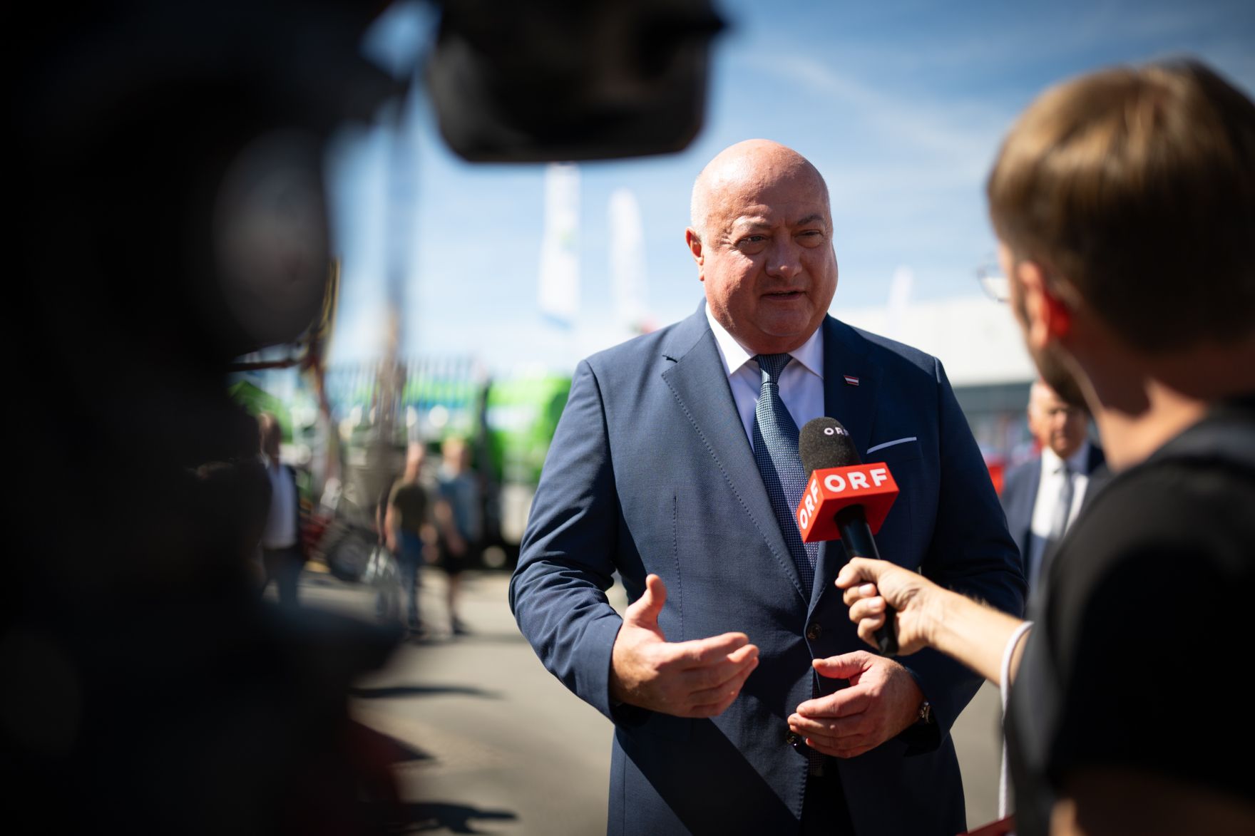 Am 4. September 2025 besuchte Bundeskanzler Christian Stocker (m.) die Rieder Messe.