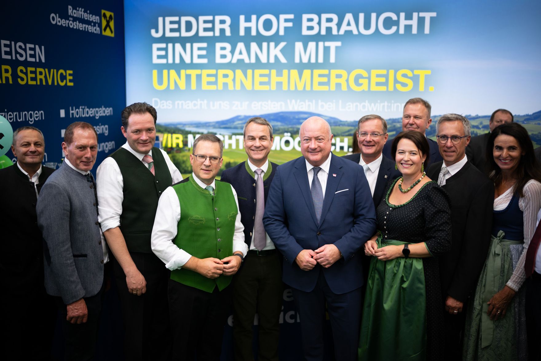 Am 4. September 2025 besuchte Bundeskanzler Christian Stocker (7.v.r.) die Rieder Messe. Im Bild mit Bundesminister Norbert Totschnig (3.v.l.).