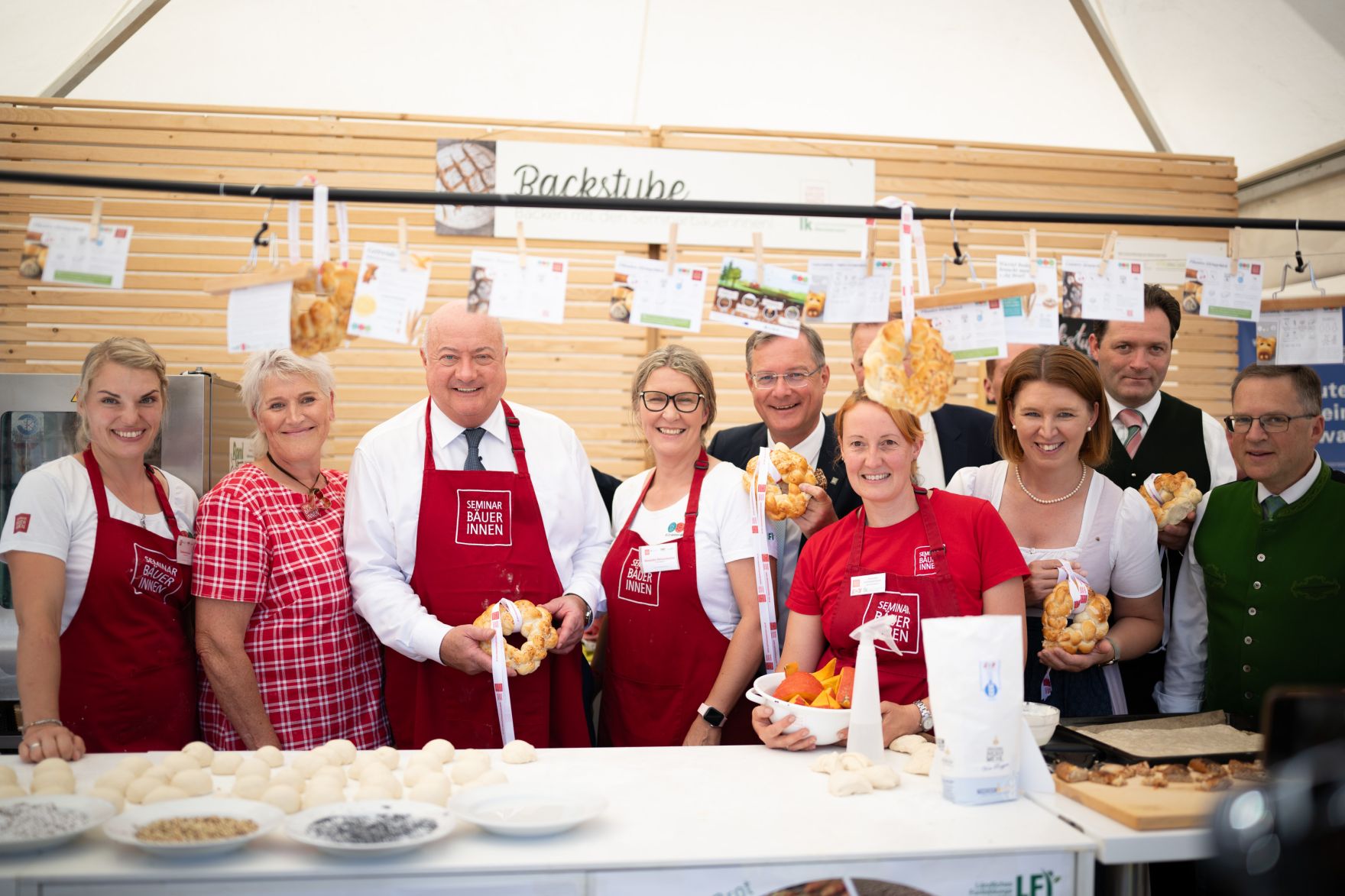 Am 4. September 2025 besuchte Bundeskanzler Christian Stocker (3.v.l.) die Rieder Messe.