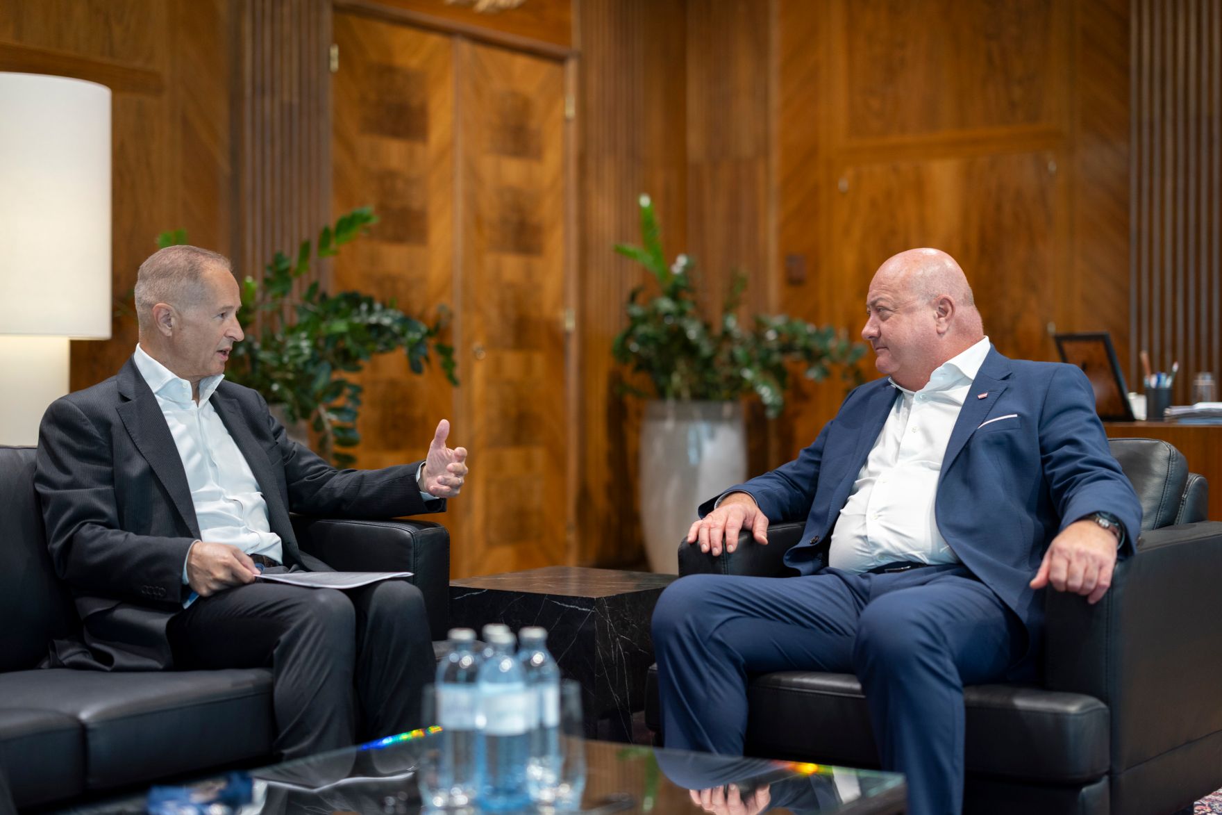 Am 5. September 2025 empfing Bundeskanzler Christian Stocker (r.) den Vorstandsvorsitzenden der OMV Alfred Stern (l.) zu einem Arbeitsgespr&auml;ch.