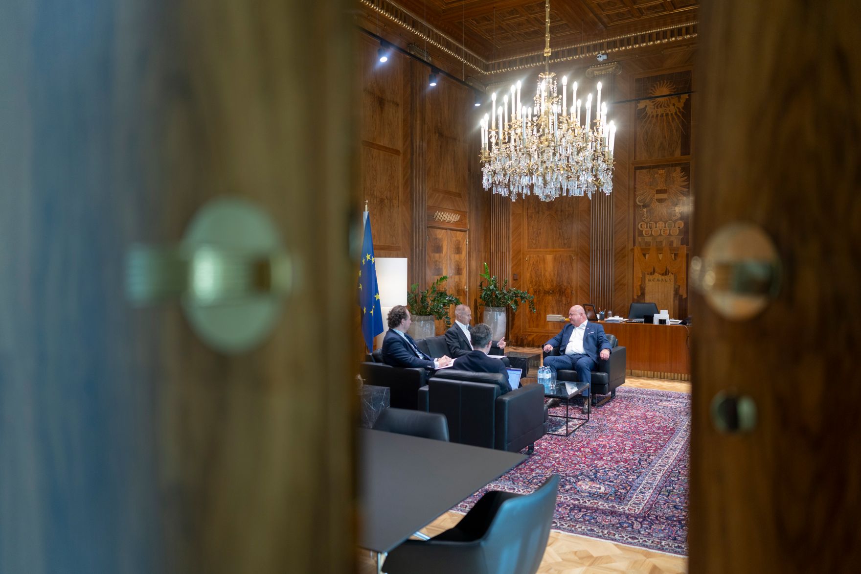 Am 5. September 2025 empfing Bundeskanzler Christian Stocker (r.) den Vorstandsvorsitzenden der OMV Alfred Stern (3.v.r.) zu einem Arbeitsgespr&auml;ch.