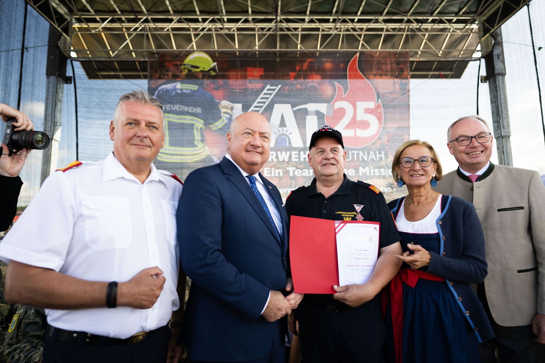 Am 6. September 2025 nahm Bundeskanzler Christian Stocker (m.l.) an der Veranstaltung KAT25 teil. Im Bild mit der Landeshauptfrau von Nieder&ouml;sterreich Johanna Mikl-Leitner (m.r.).