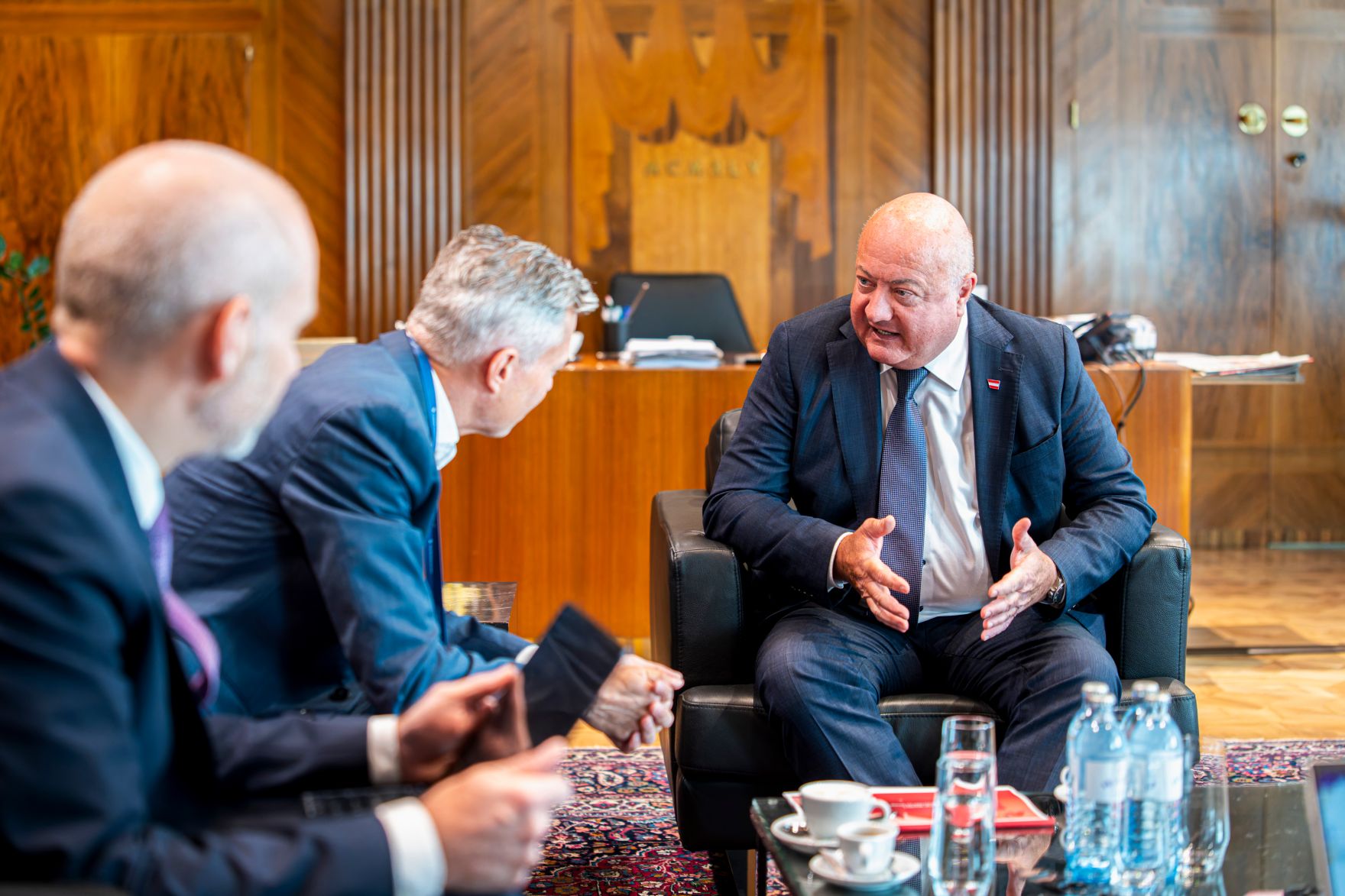 Am 15. September 2025 empfing Bundeskanzler Christian Stocker (r.) den Deputy CEO der A1 Telekom Austria Thomas Arnoldner (m.) zu einem Arbeitsgespr&auml;ch.