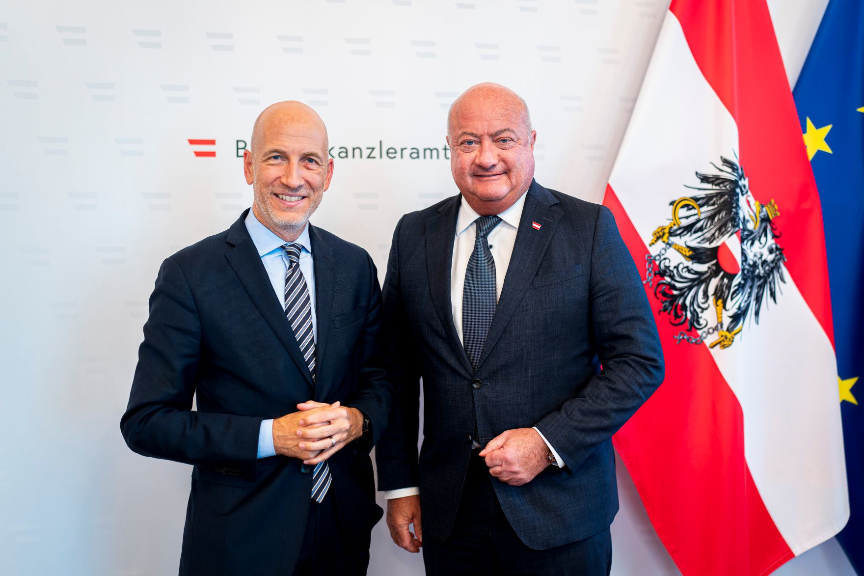 Am 15. September 2025 empfing Bundeskanzler Christian Stocker (r.) Bundesminister a.D. Martin Kocher (l.) zu einem Arbeitsgespr&auml;ch.