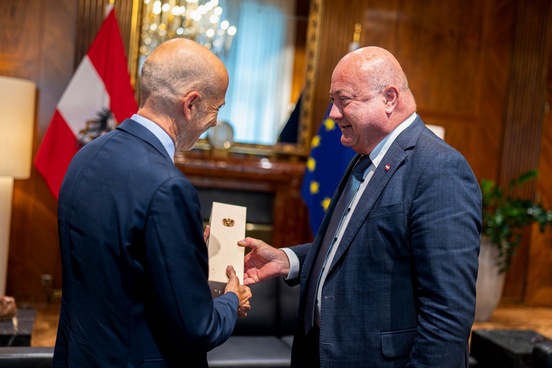 Am 15. September 2025 empfing Bundeskanzler Christian Stocker (r.) Bundesminister a.D. Martin Kocher (l.) zu einem Arbeitsgespr&auml;ch.