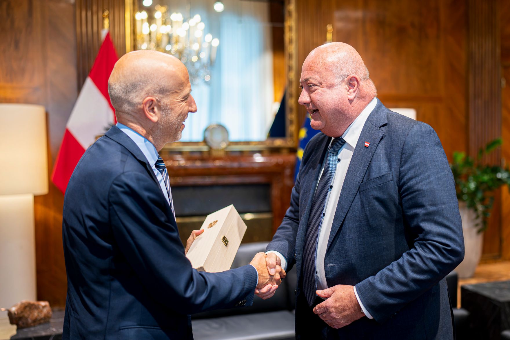 Am 15. September 2025 empfing Bundeskanzler Christian Stocker (r.) Bundesminister a.D. Martin Kocher (l.) zu einem Arbeitsgespr&auml;ch.