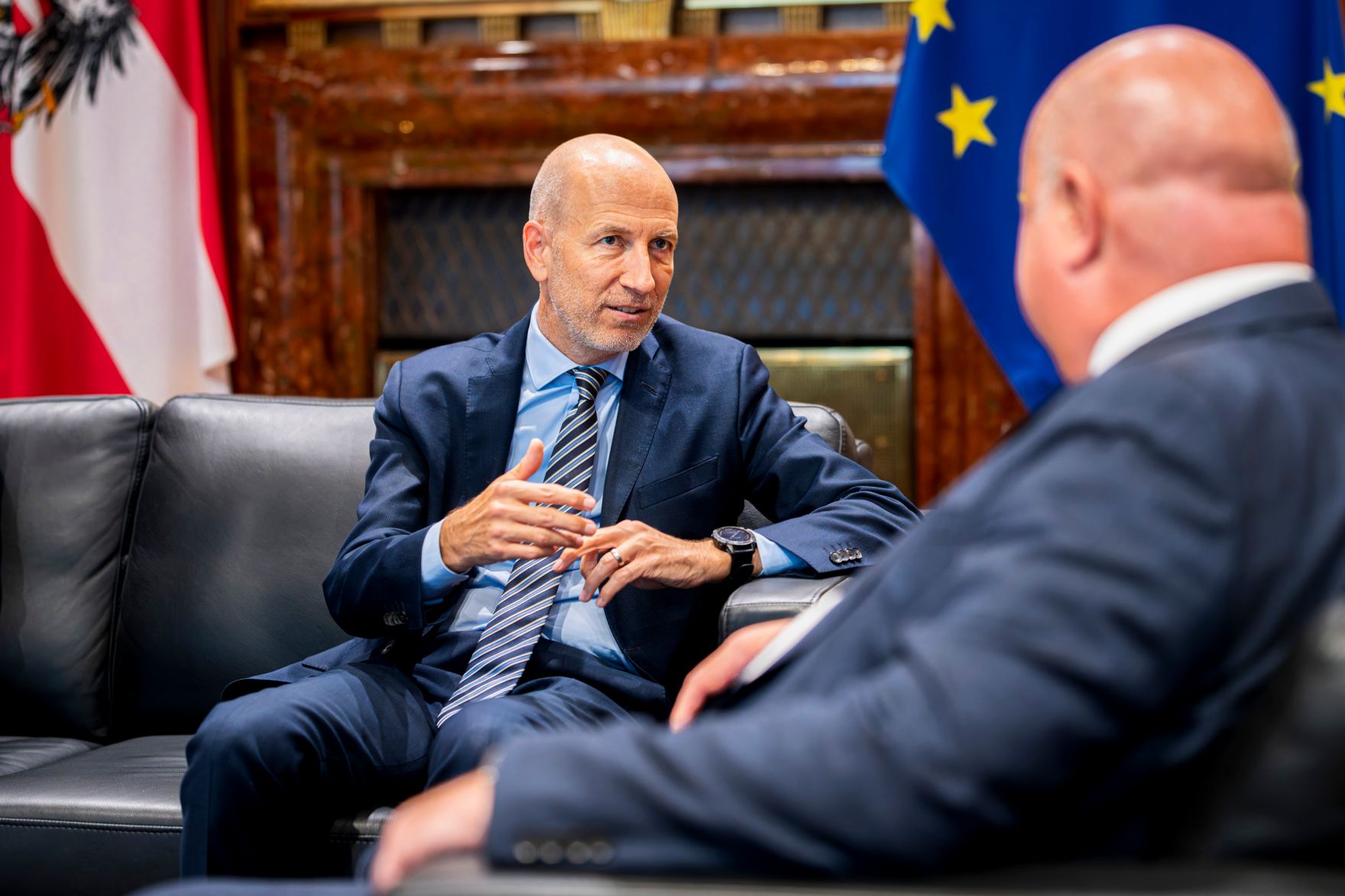 Am 15. September 2025 empfing Bundeskanzler Christian Stocker (r.) Bundesminister a.D. Martin Kocher (l.) zu einem Arbeitsgespr&auml;ch.