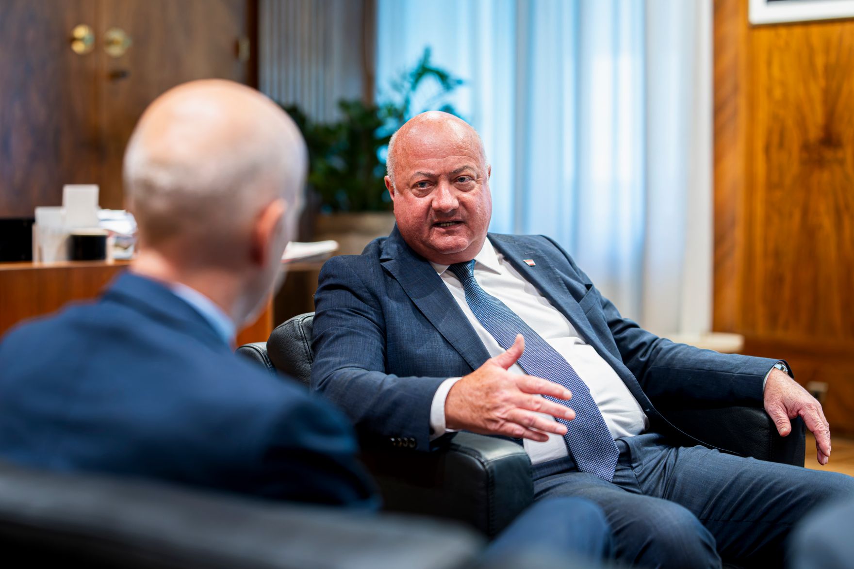 Am 15. September 2025 empfing Bundeskanzler Christian Stocker (r.) Bundesminister a.D. Martin Kocher (l.) zu einem Arbeitsgespr&auml;ch.