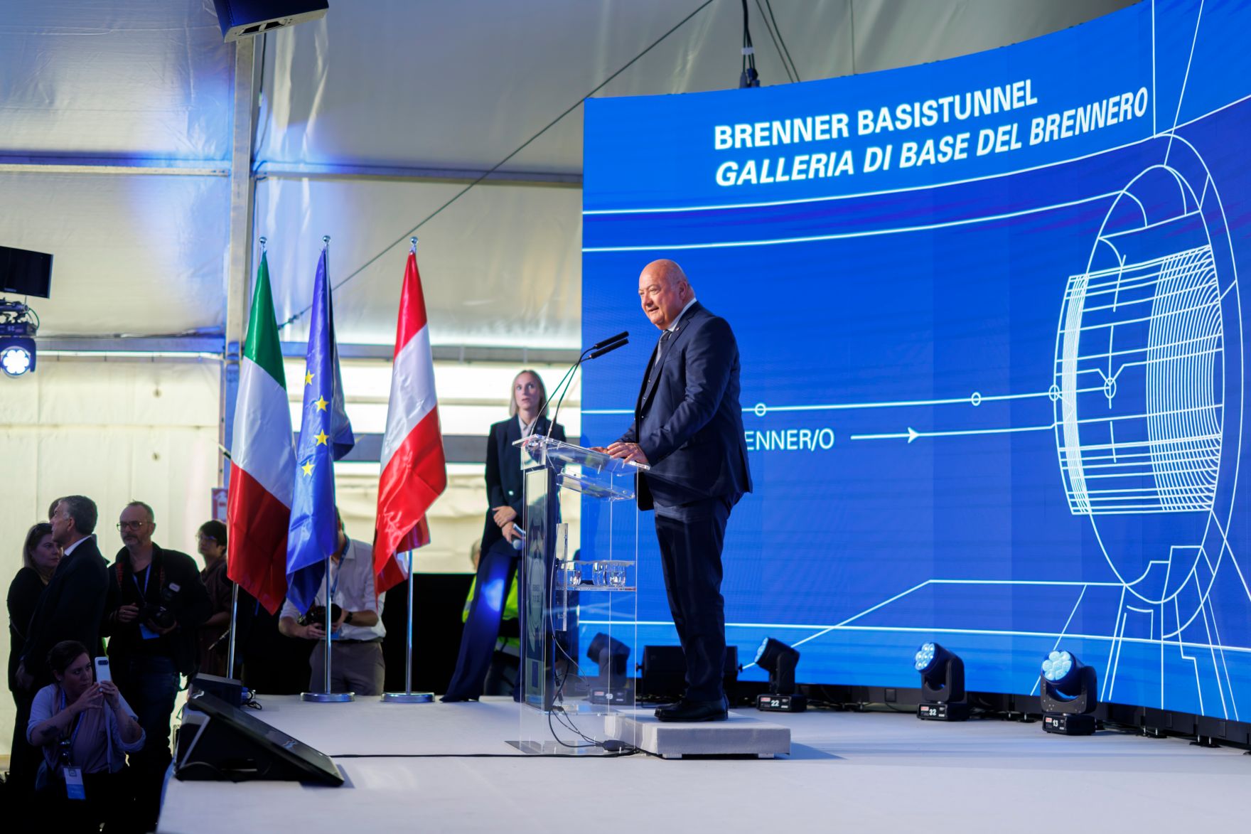 Am 18. September 2025 nahm Bundeskanzler Christian Stocker (r.) an der Durchschlagsfeier des Erkundungsstollen vom Brenner Basistunnel an der Grenze zwischen &Ouml;sterreich und Italien teil.