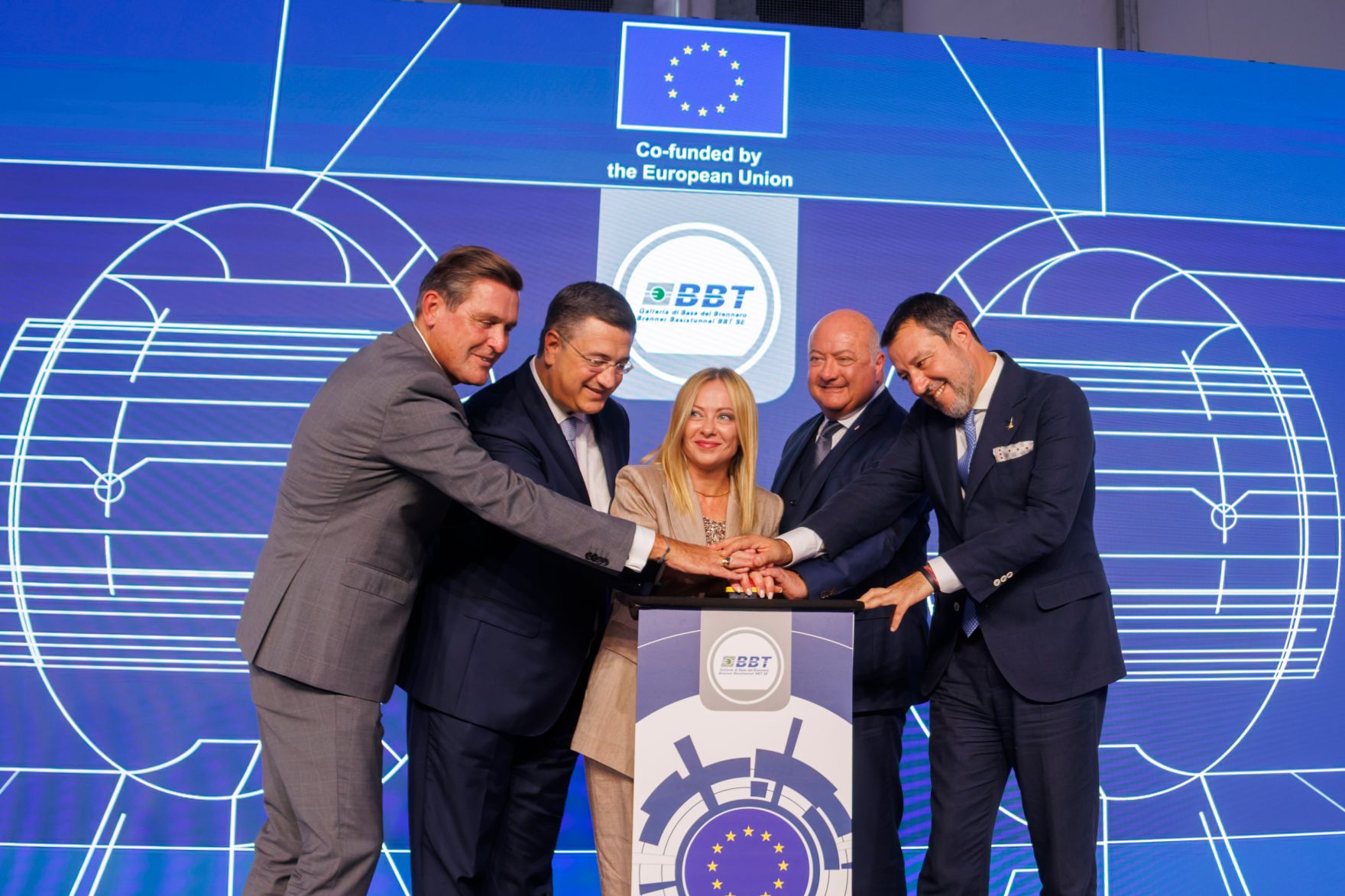 Am 18. September 2025 nahm Bundeskanzler Christian Stocker (2.v.r.) an der Durchschlagsfeier des Erkundungsstollen vom Brenner Basistunnel an der Grenze zwischen &Ouml;sterreich und Italien teil. Im Bild mit der Ministerpr&auml;sidentin von Italien Giorgia Meloni (m.), dem Verkehrsminister von &Ouml;sterreich Peter Hanke (l.), dem Verkehrsminister von Italien Matteo Salvini (r.) und EU-Verkehrskommissar Apostolos Tzitzikostas (2.v.l.).