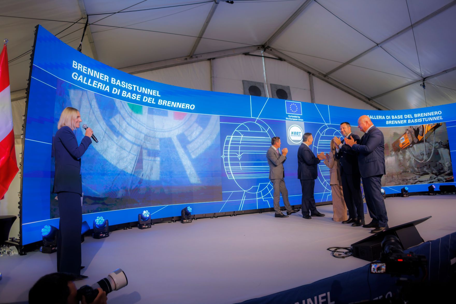 Am 18. September 2025 nahm Bundeskanzler Christian Stocker (r.) an der Durchschlagsfeier des Erkundungsstollen vom Brenner Basistunnel an der Grenze zwischen &Ouml;sterreich und Italien teil. Im Bild mit der Ministerpr&auml;sidentin von Italien Giorgia Meloni (3.v.r.), dem Verkehrsminister von &Ouml;sterreich Peter Hanke (5.v.r.), dem Verkehrsminister von Italien Matteo Salvini (2.v.r.) und EU-Verkehrskommissar Apostolos Tzitzikostas (4.v.r.).