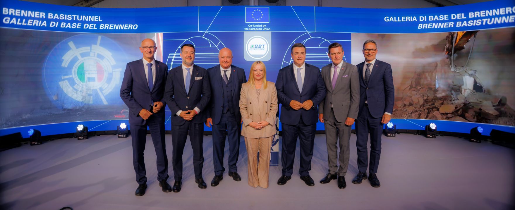 Am 18. September 2025 nahm Bundeskanzler Christian Stocker (m.l.) an der Durchschlagsfeier des Erkundungsstollen vom Brenner Basistunnel an der Grenze zwischen &Ouml;sterreich und Italien teil. Im Bild mit der Ministerpr&auml;sidentin von Italien Giorgia Meloni (m.), dem Verkehrsminister von &Ouml;sterreich Peter Hanke (2.v.r.), dem Verkehrsminister von Italien Matteo Salvini (2.v.l.), EU-Verkehrskommissar Apostolos Tzitzikostas (m.r.), dem Landeshauptmann von Tirol Anton Mattle (l.) und dem Landeshauptmann von S&uuml;dtirol Arno Kompatscher (r.).