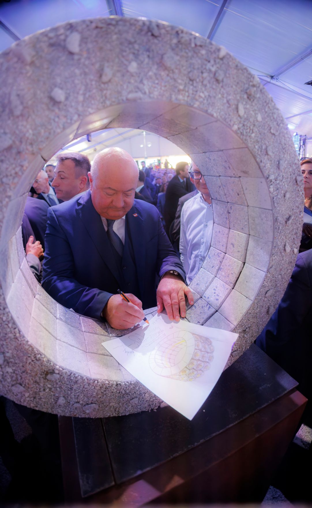 Am 18. September 2025 nahm Bundeskanzler Christian Stocker (im Bild) an der Durchschlagsfeier des Erkundungsstollen vom Brenner Basistunnel an der Grenze zwischen &Ouml;sterreich und Italien teil.