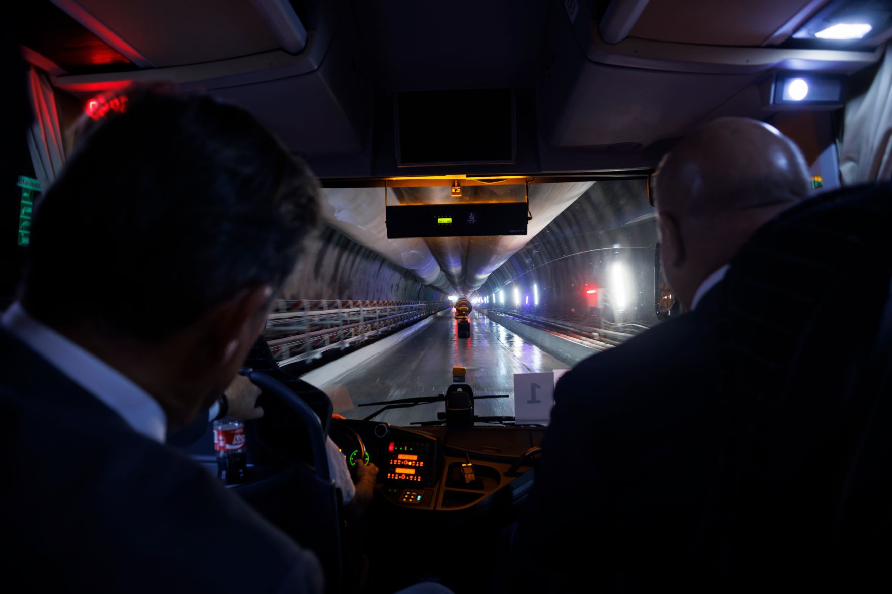 Am 18. September 2025 nahm Bundeskanzler Christian Stocker (r.) an der Durchschlagsfeier des Erkundungsstollen vom Brenner Basistunnel an der Grenze zwischen &Ouml;sterreich und Italien teil. Im Bild mit dem Verkehrsminister von &Ouml;sterreich Peter Hanke (l.).