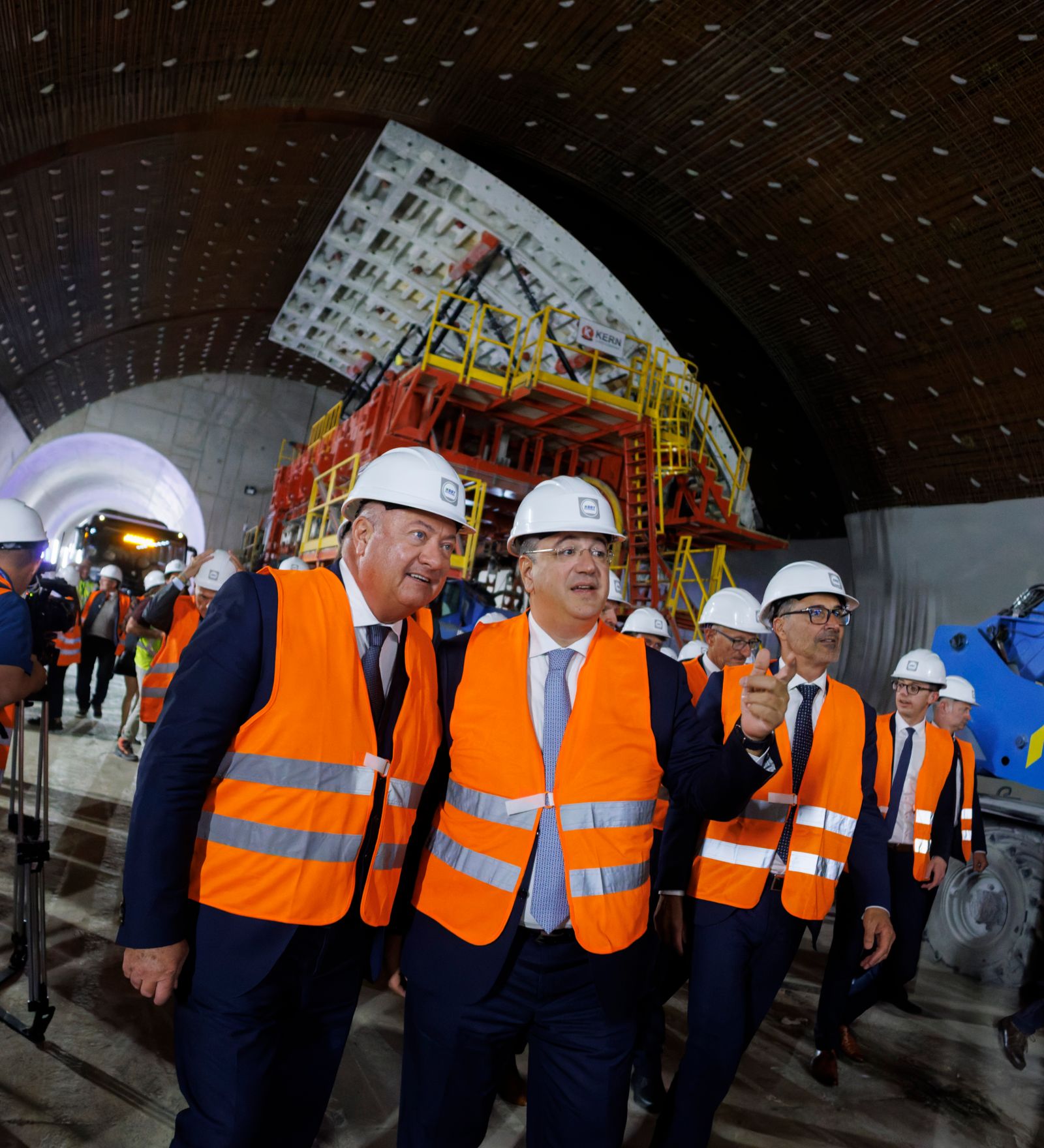 Am 18. September 2025 nahm Bundeskanzler Christian Stocker (l.) an der Durchschlagsfeier des Erkundungsstollen vom Brenner Basistunnel an der Grenze zwischen &Ouml;sterreich und Italien teil. Im Bild mit EU-Verkehrskommissar Apostolos Tzitzikostas (m.).