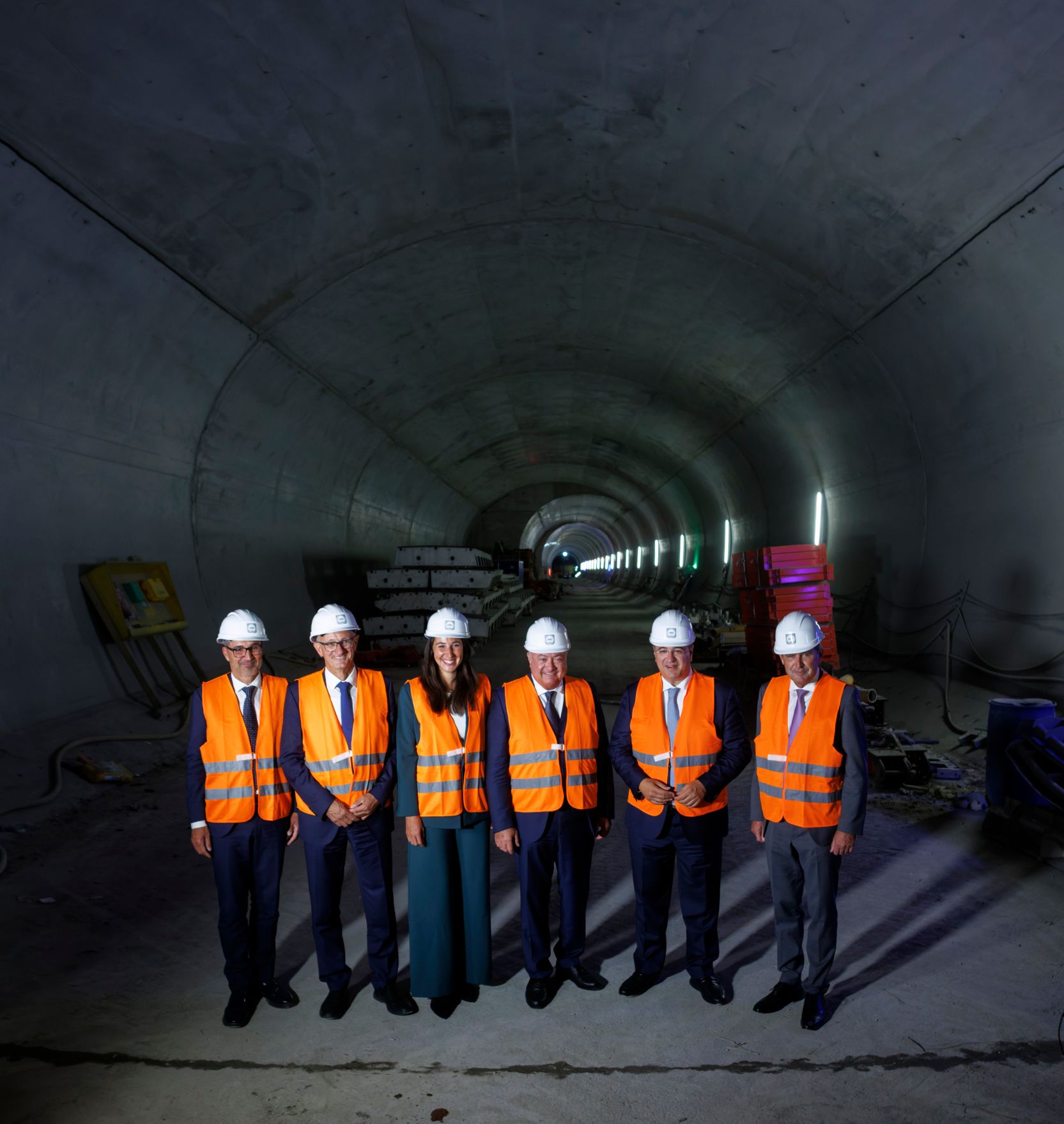 Am 18. September 2025 nahm Bundeskanzler Christian Stocker (m.) an der Durchschlagsfeier des Erkundungsstollen vom Brenner Basistunnel an der Grenze zwischen &Ouml;sterreich und Italien teil. Im Bild mit dem Verkehrsminister von &Ouml;sterreich Peter Hanke (r.), EU-Verkehrskommissar Apostolos Tzitzikostas (2.v.r.), dem Landeshauptmann von Tirol Anton Mattle (2.v.l.) und dem Landeshauptmann von S&uuml;dtirol Arno Kompatscher (l.).