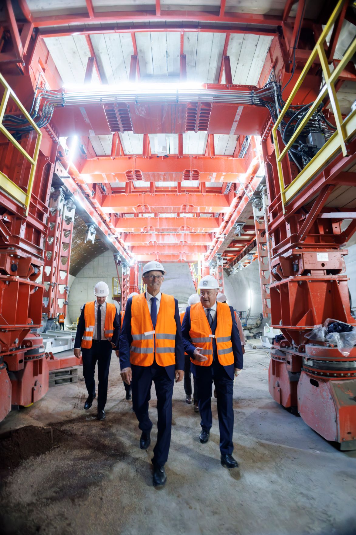 Am 18. September 2025 nahm Bundeskanzler Christian Stocker (r.) an der Durchschlagsfeier des Erkundungsstollen vom Brenner Basistunnel an der Grenze zwischen &Ouml;sterreich und Italien teil. Im Bild mit dem Landeshauptmann von Tirol Anton Mattle (l.).