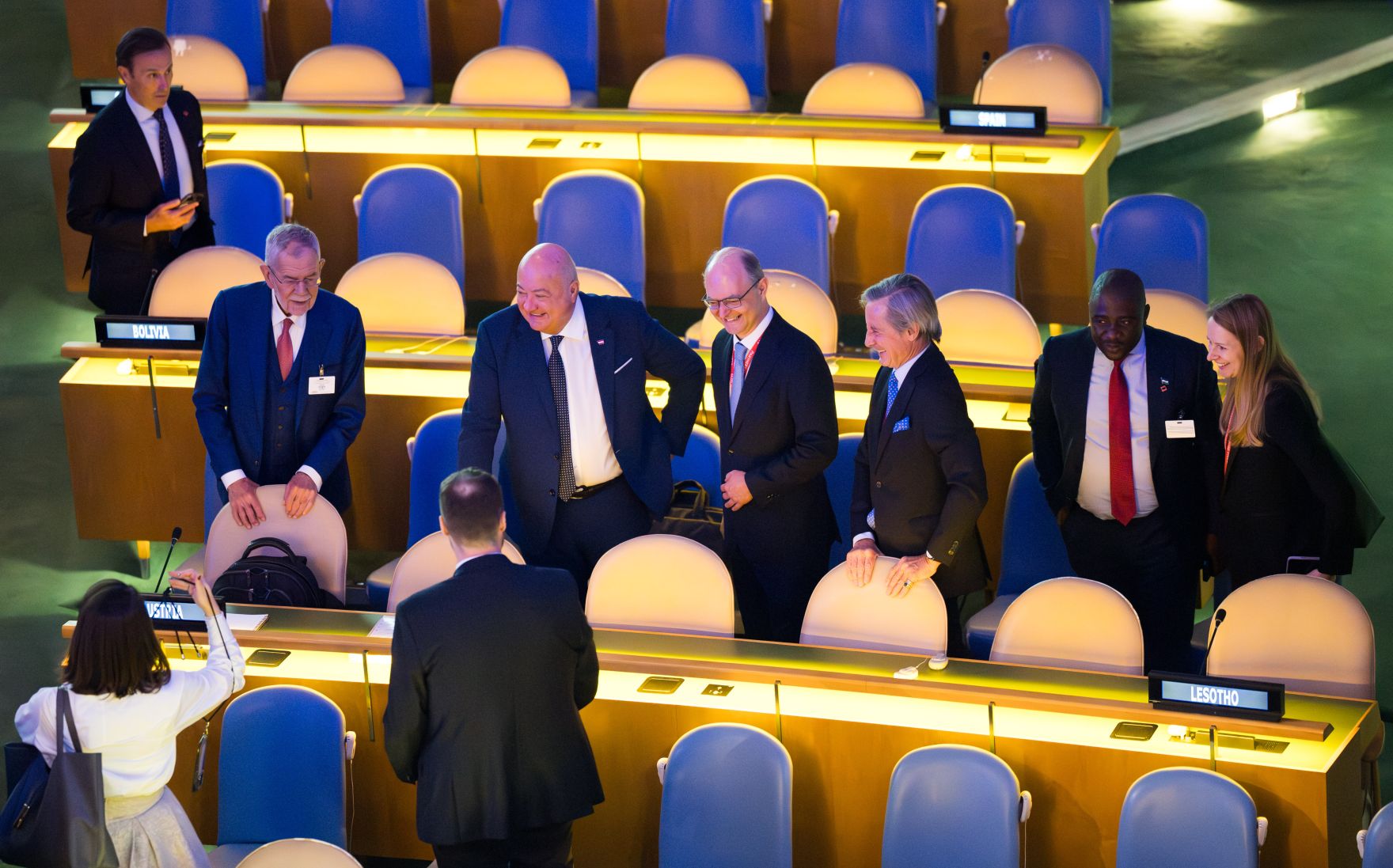 Am 22. September 2025 nahm Bundeskanzler Christian Stocker (5.v.l.) gemeinsam mit Bundespr&auml;sident Alexander van der Bellen (3.v.l.) und Bundesministerin Beate Meinl-Reisinger an der Er&ouml;ffnung der UNO Generalversammlung in New York teil.