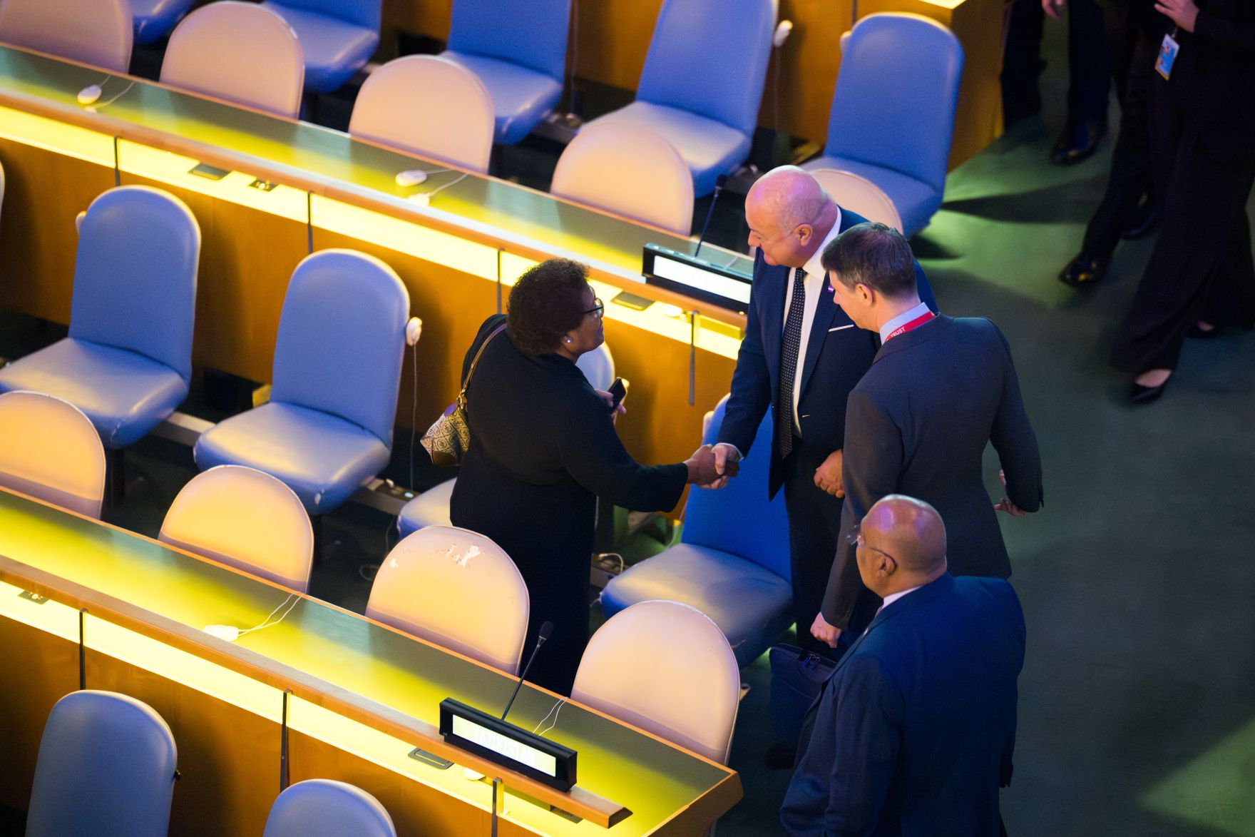 Am 22. September 2025 nahm Bundeskanzler Christian Stocker (2.v.l.) gemeinsam mit Bundespr&auml;sident Alexander van der Bellen und Bundesministerin Beate Meinl-Reisinger an der Er&ouml;ffnung der UNO Generalversammlung in New York teil.