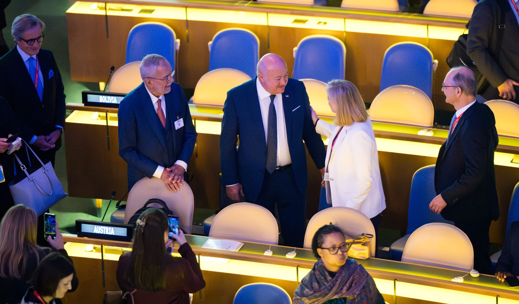 Am 22. September 2025 nahm Bundeskanzler Christian Stocker (5.v.l.) gemeinsam mit Bundespr&auml;sident Alexander van der Bellen (4.v.l.) und Bundesministerin Beate Meinl-Reisinger (6.v.l.) an der Er&ouml;ffnung der UNO Generalversammlung in New York teil.