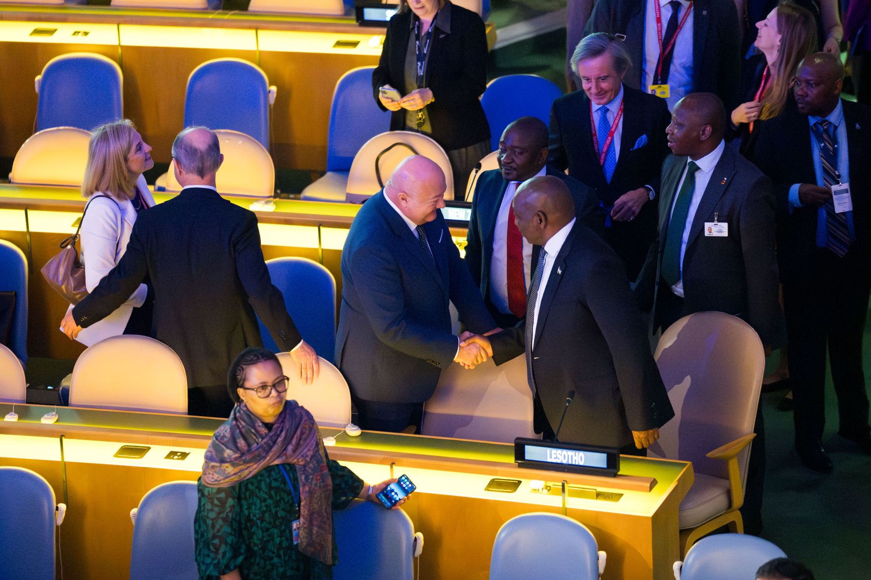 Am 22. September 2025 nahm Bundeskanzler Christian Stocker (4.v.l.) gemeinsam mit Bundespr&auml;sident Alexander van der Bellen und Bundesministerin Beate Meinl-Reisinger (l.) an der Er&ouml;ffnung der UNO Generalversammlung in New York teil.