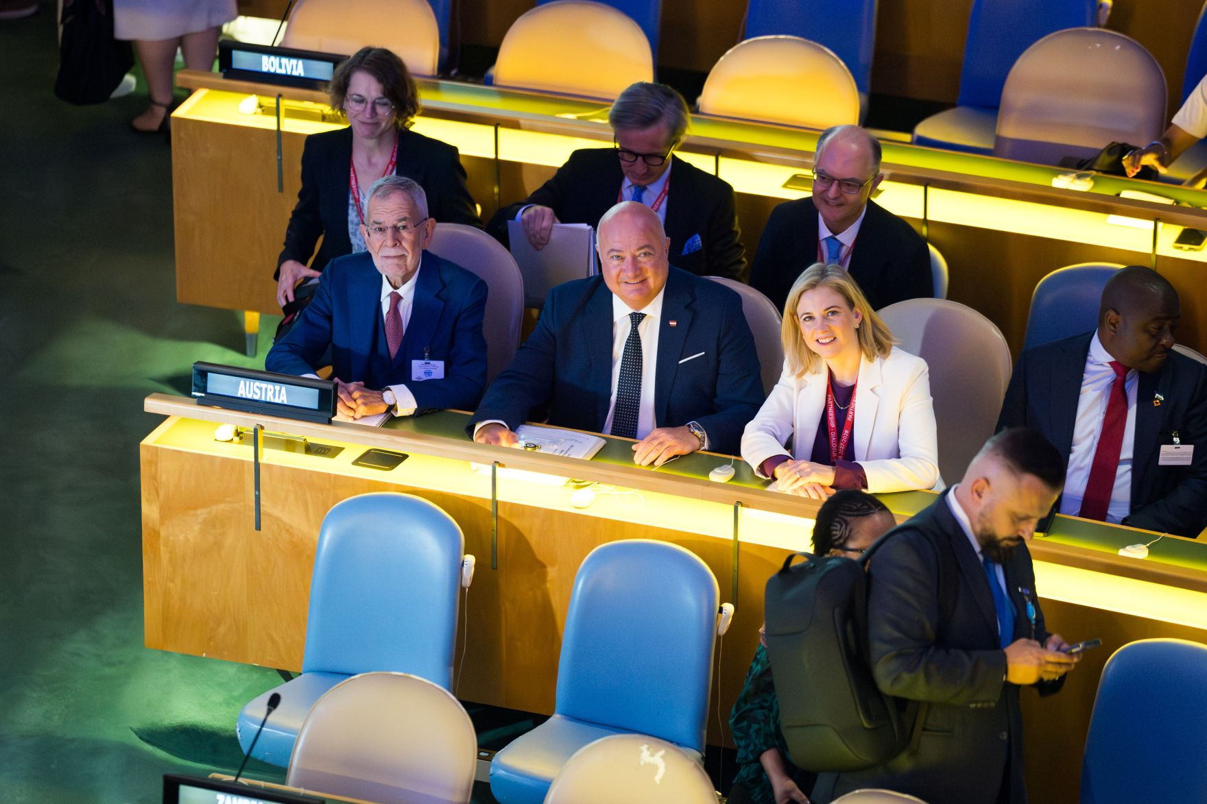 Am 22. September 2025 nahm Bundeskanzler Christian Stocker (4.v.l.) gemeinsam mit Bundespr&auml;sident Alexander van der Bellen (2.v.l.) und Bundesministerin Beate Meinl-Reisinger (6.v.l.) an der Er&ouml;ffnung der UNO Generalversammlung in New York teil.