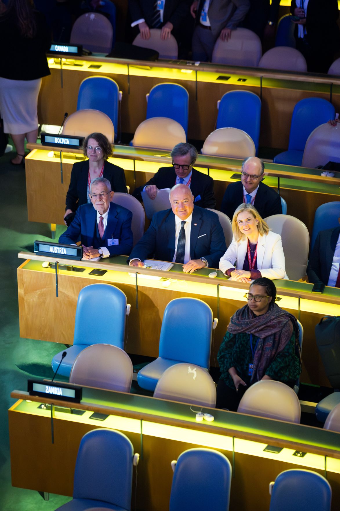 Am 22. September 2025 nahm Bundeskanzler Christian Stocker (4.v.l.) gemeinsam mit Bundespr&auml;sident Alexander van der Bellen (2.v.l.) und Bundesministerin Beate Meinl-Reisinger (6.v.l.) an der Er&ouml;ffnung der UNO Generalversammlung in New York teil.
