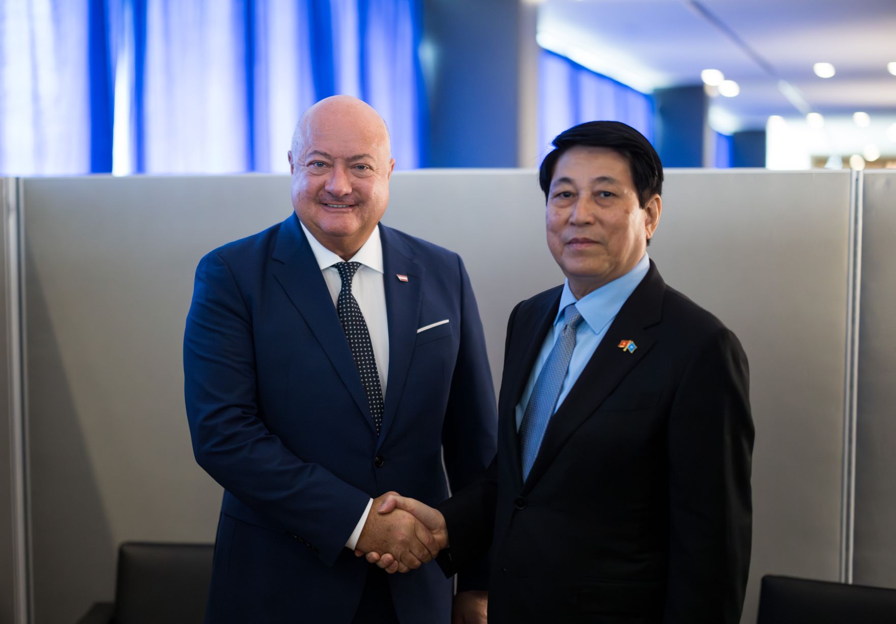 Am 22. September 2025 nahm Bundeskanzler Christian Stocker (l.) gemeinsam mit Bundespr&auml;sident Alexander van der Bellen und Bundesministerin Beate Meinl-Reisinger an der Er&ouml;ffnung der UNO Generalversammlung in New York teil. Im Bild bei Bilateralen Gespr&auml;chen mit dem Pr&auml;sidenten von Vietnam Luong Cuong (r.).