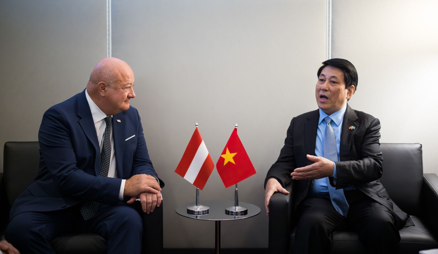 Am 22. September 2025 nahm Bundeskanzler Christian Stocker (l.) gemeinsam mit Bundespr&auml;sident Alexander van der Bellen und Bundesministerin Beate Meinl-Reisinger an der Er&ouml;ffnung der UNO Generalversammlung in New York teil. Im Bild bei Bilateralen Gespr&auml;chen mit dem Pr&auml;sidenten von Vietnam Luong Cuong (r.).