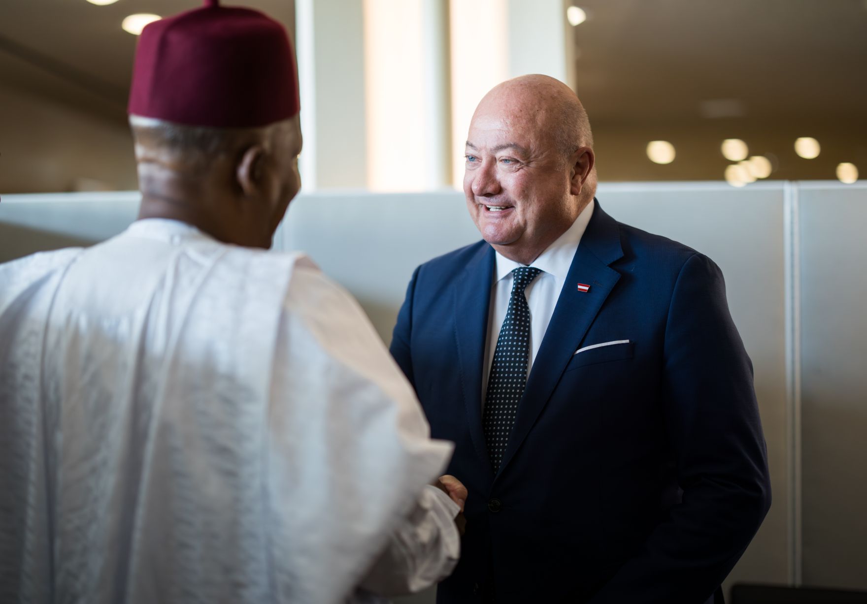 Am 22. September 2025 nahm Bundeskanzler Christian Stocker (r.) gemeinsam mit Bundespr&auml;sident Alexander van der Bellen und Bundesministerin Beate Meinl-Reisinger an der Er&ouml;ffnung der UNO Generalversammlung in New York teil. Im Bild bei Bilateralen Gespr&auml;chen mit dem dem Vizepr&auml;sidenten von Nigeria Kashim Shettima (l.).