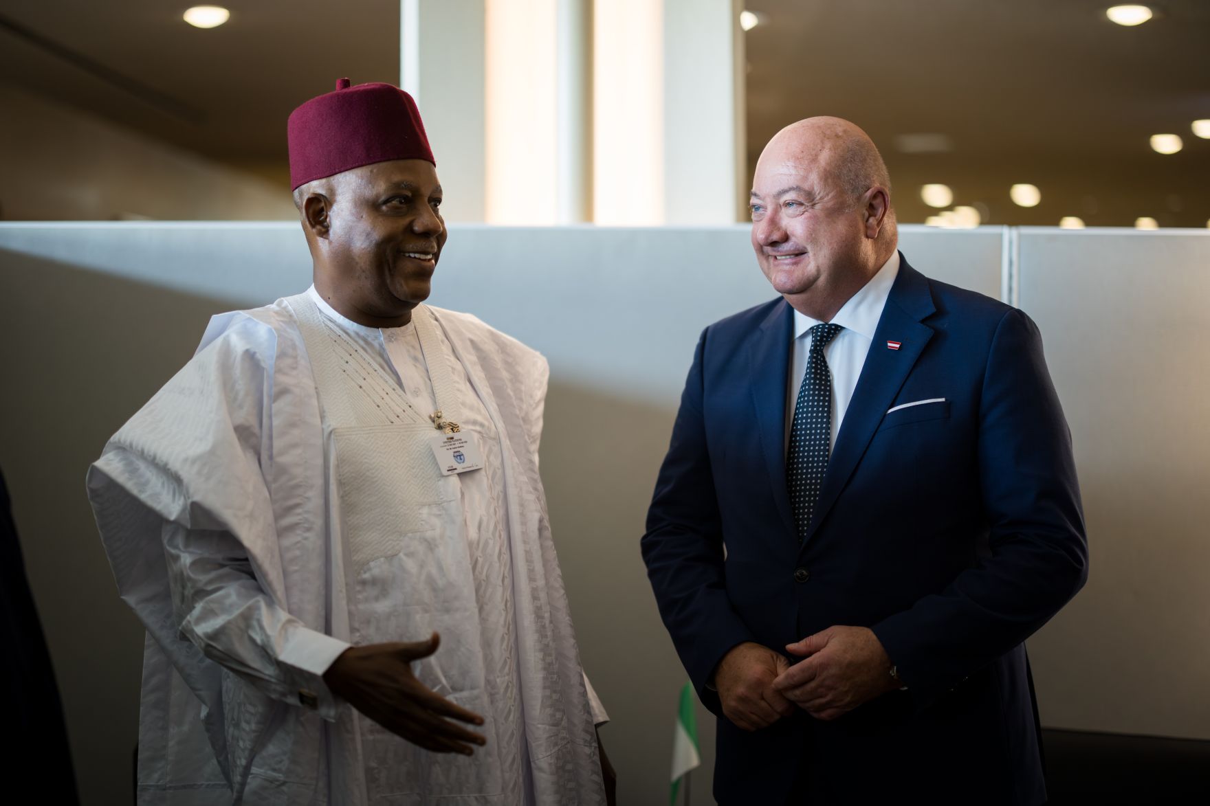 Am 22. September 2025 nahm Bundeskanzler Christian Stocker (r.) gemeinsam mit Bundespr&auml;sident Alexander van der Bellen und Bundesministerin Beate Meinl-Reisinger an der Er&ouml;ffnung der UNO Generalversammlung in New York teil. Im Bild bei Bilateralen Gespr&auml;chen mit dem dem Vizepr&auml;sidenten von Nigeria Kashim Shettima (l.).