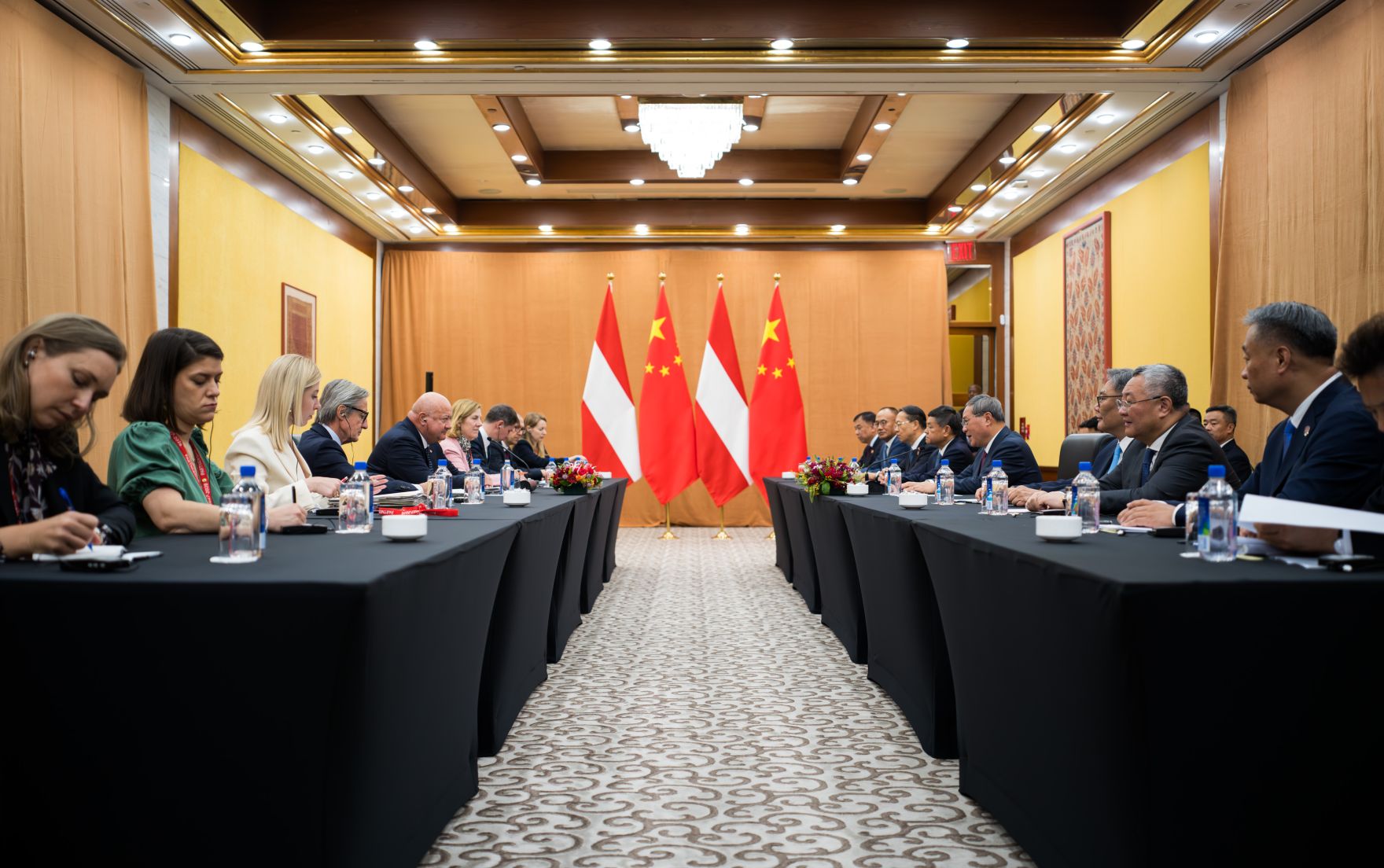 Am 22. September 2025 nahm Bundeskanzler Christian Stocker (5.v.l.) gemeinsam mit Bundespr&auml;sident Alexander van der Bellen und Bundesministerin Beate Meinl-Reisinger an der Er&ouml;ffnung der UNO Generalversammlung in New York teil.