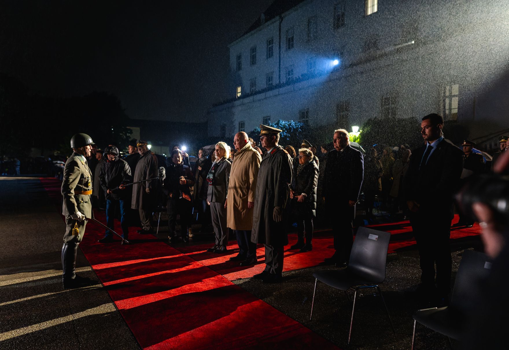Am 26. September 2025 nahm Bundeskanzler Christian Stocker gemeinsam mit Bundesministerin Klaudia Tanner im Zuge der Ausmusterungsfeierlichkeiten an der Theresianischen Milit&auml;rakademie in Wiener Neustadt am Zapfenstreich teil.