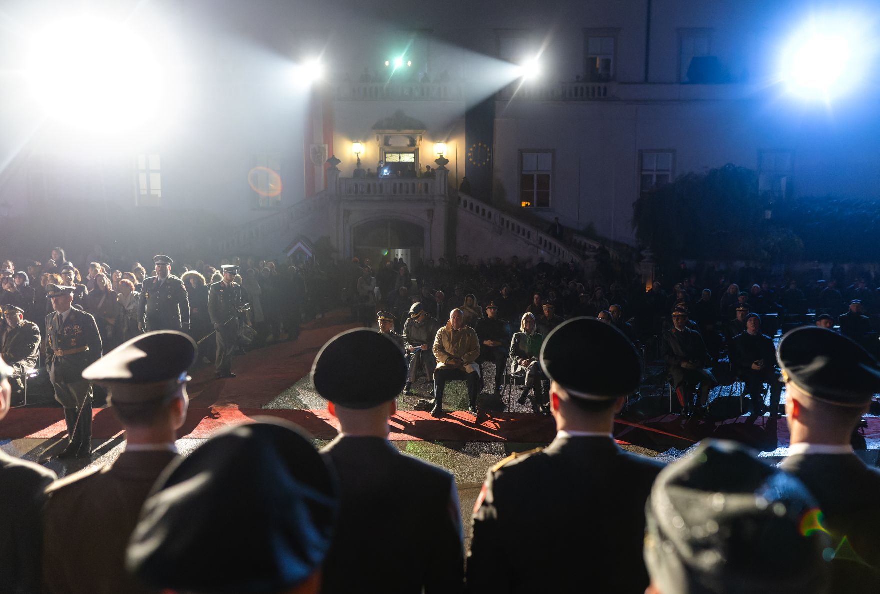 Am 26. September 2025 nahm Bundeskanzler Christian Stocker gemeinsam mit Bundesministerin Klaudia Tanner im Zuge der Ausmusterungsfeierlichkeiten an der Theresianischen Milit&auml;rakademie in Wiener Neustadt am Zapfenstreich teil.