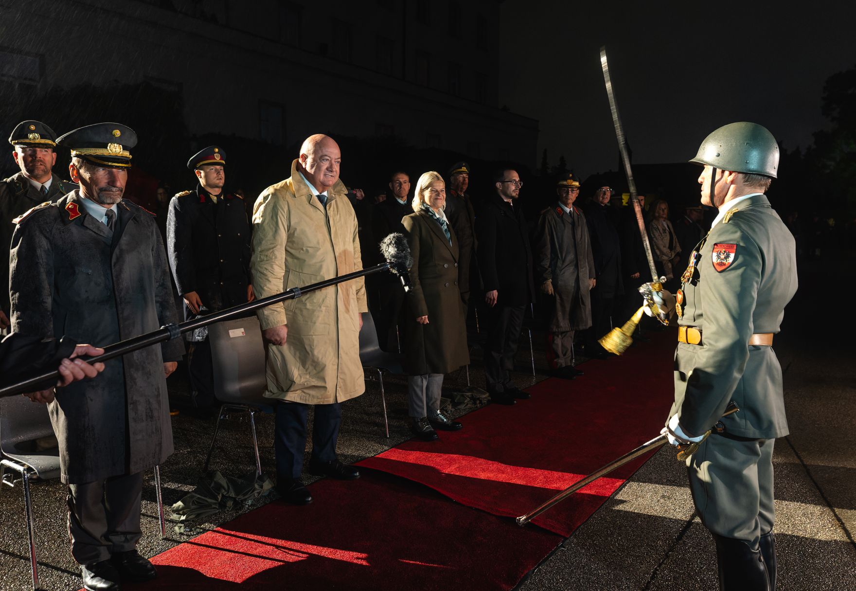 Am 26. September 2025 nahm Bundeskanzler Christian Stocker gemeinsam mit Bundesministerin Klaudia Tanner im Zuge der Ausmusterungsfeierlichkeiten an der Theresianischen Milit&auml;rakademie in Wiener Neustadt am Zapfenstreich teil.