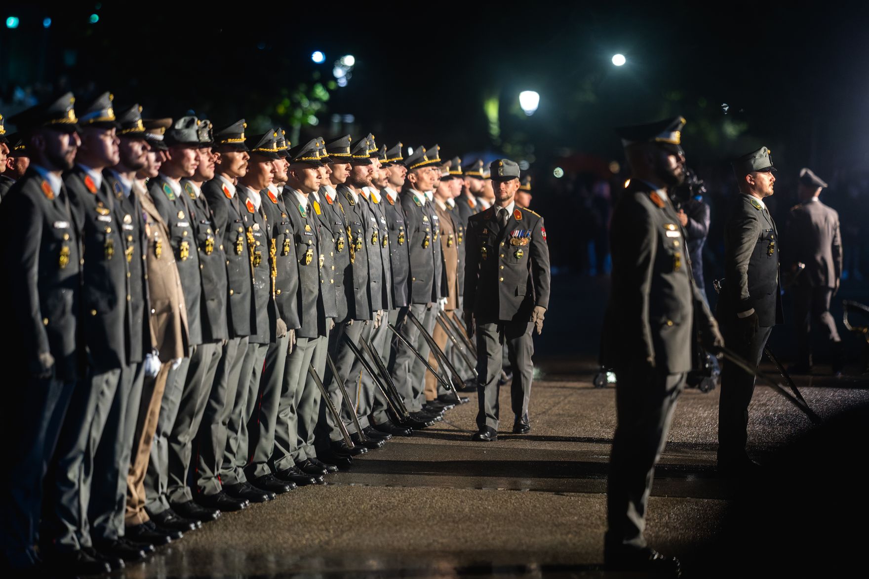 Am 26. September 2025 nahm Bundeskanzler Christian Stocker gemeinsam mit Bundesministerin Klaudia Tanner im Zuge der Ausmusterungsfeierlichkeiten an der Theresianischen Milit&auml;rakademie in Wiener Neustadt am Zapfenstreich teil.