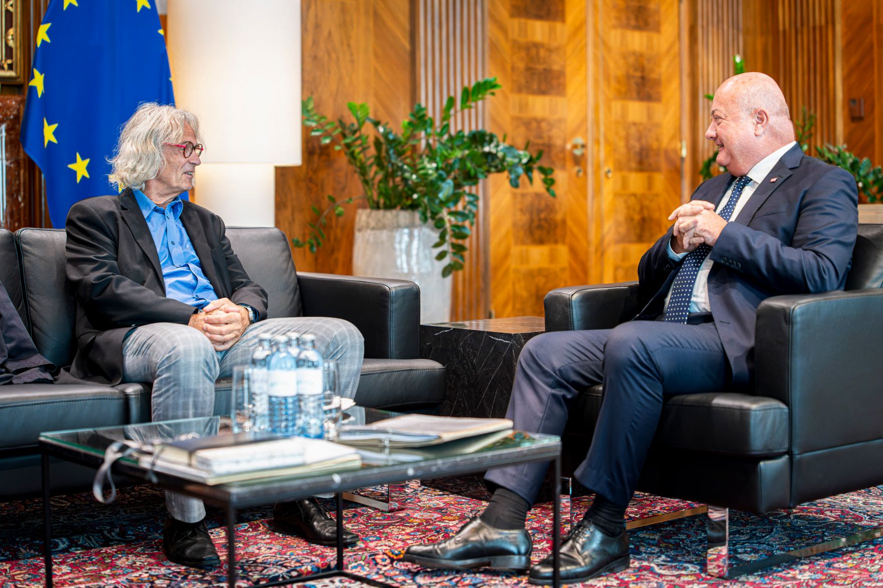 Am 29. September 2025 empfing Bundeskanzler Christian Stocker (r.) den Obmann der Selbsthilfe Vorarlberg Werner Gohm (l.) zu einem Arbeitsgespr&auml;ch.