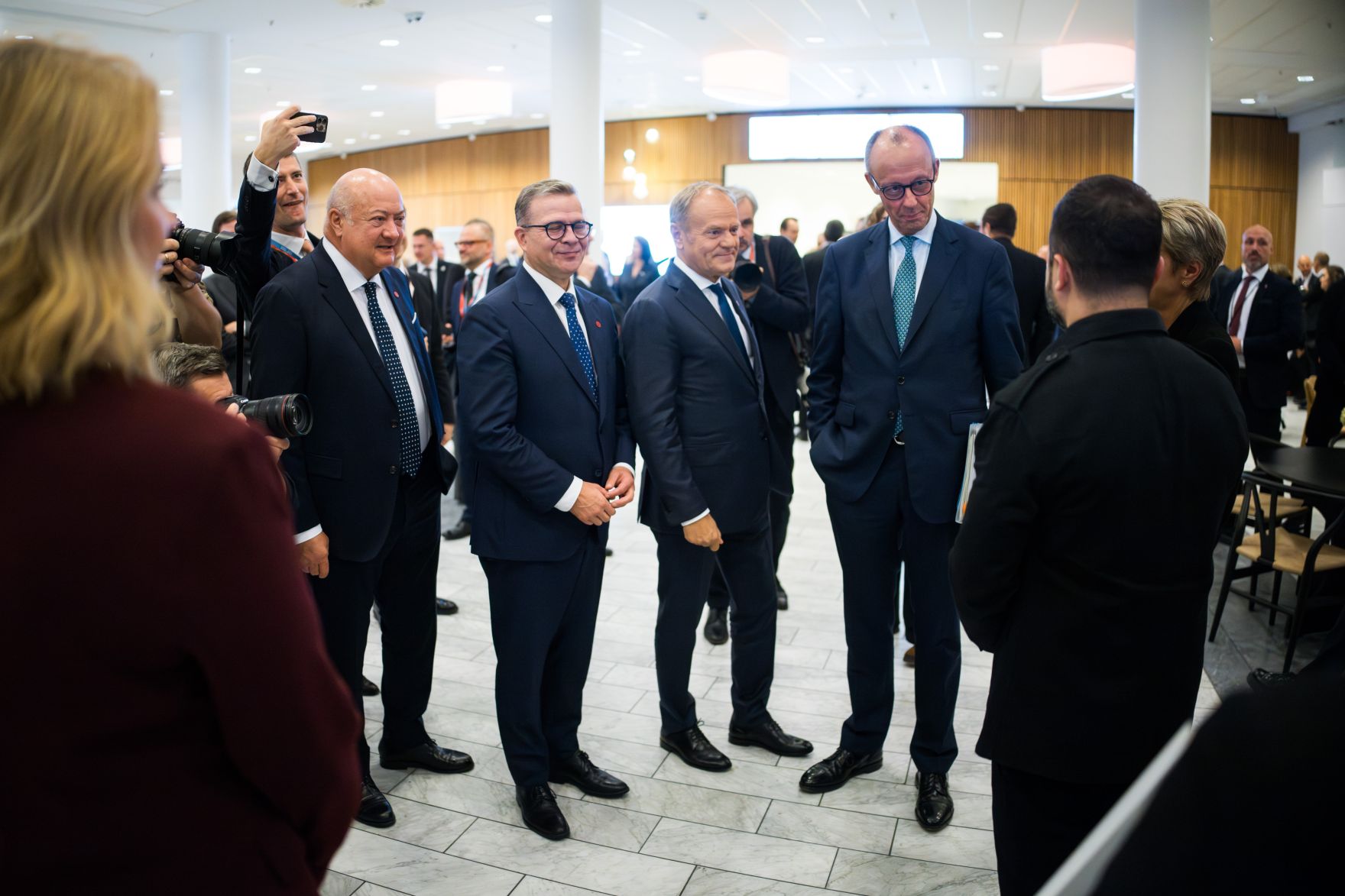 Am 1. Oktober 2025 nahm Bundeskanzler Christian Stocker (l.) am mehrt&auml;gigen EU-Gipfel der Staats- und Regierungschefs in Kopenhagen teil. Im Bild gemeinsam mit dem Bundeskanzler der Bundesrepublik Deutschland Friedrich Merz (r.) und Donald Tusk (m.) dem Ministerpr&auml;sidenten der Republik Polen.
