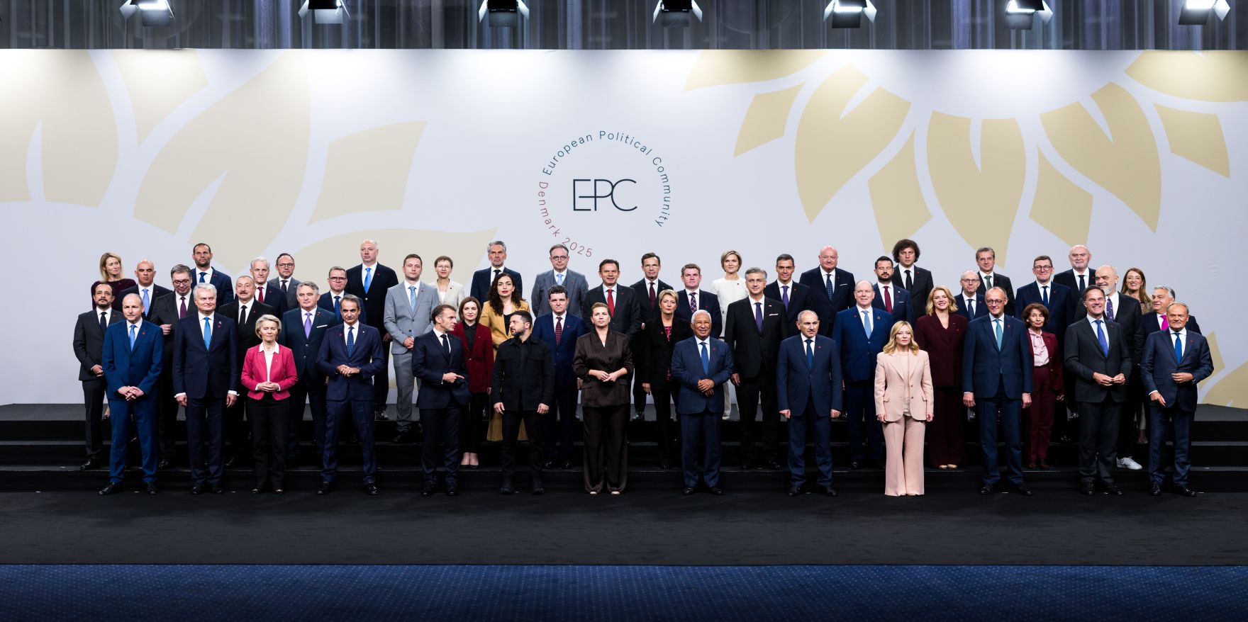 Am 1. Oktober 2025 nahm Bundeskanzler Christian Stocker am mehrt&auml;gigen EU-Gipfel der Staats- und Regierungschefs in Kopenhagen teil. Im Bild bei einem gemeinsamen Gruppenfoto.